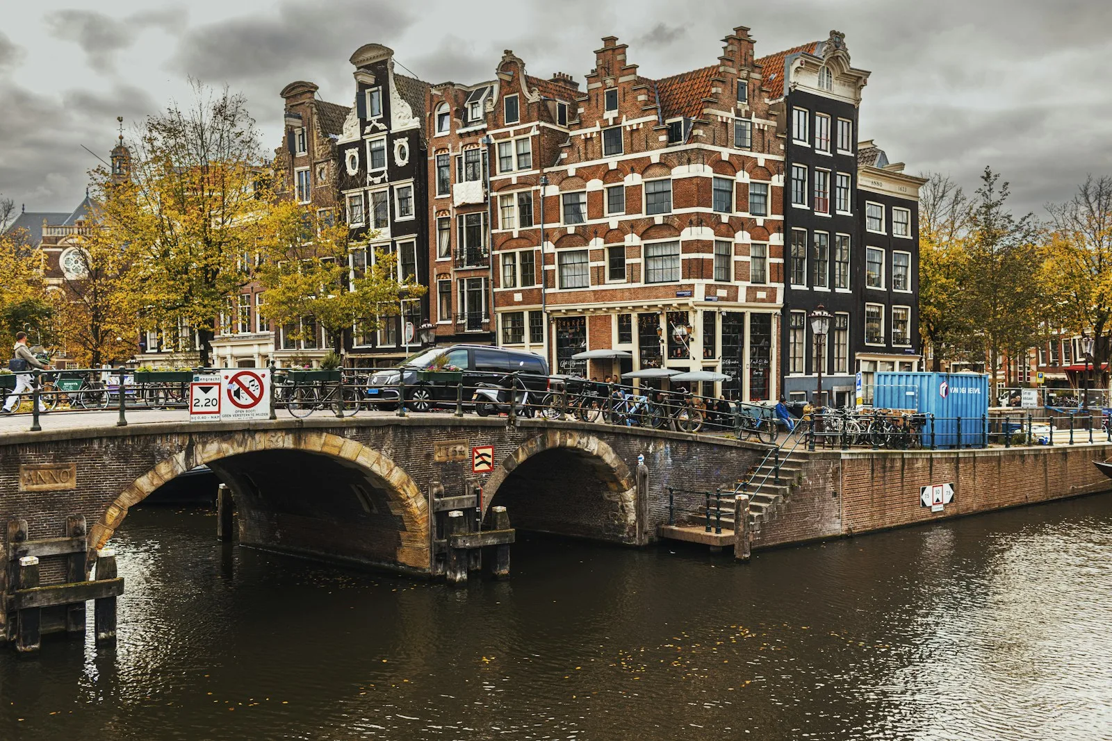 Casas señoriales y puentes sobre el canal Prinsengracht en Ámsterdam