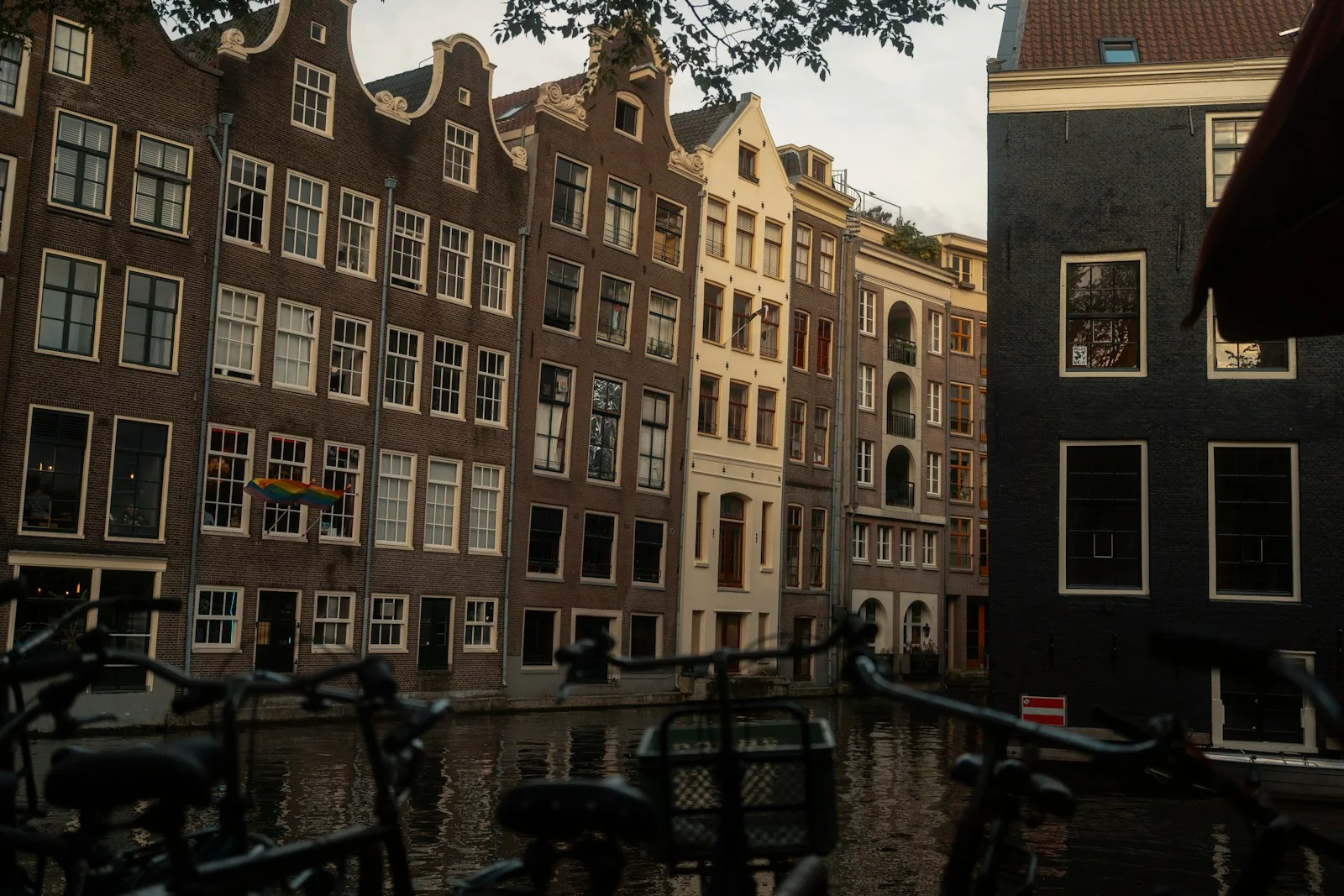 Bicicletas aparcadas frente a fachadas clásicas del barrio de Jordaan
