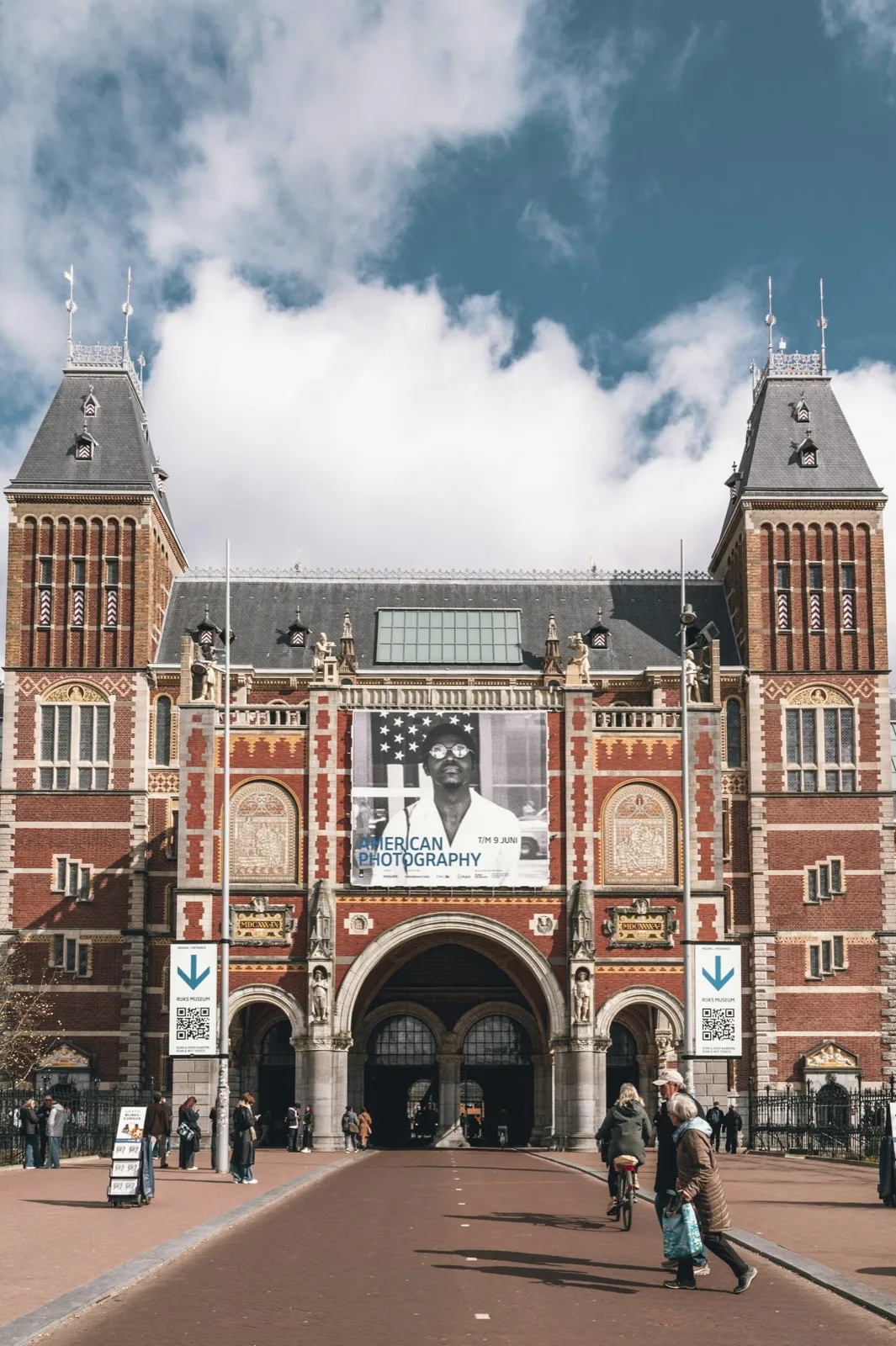 Fachada neogótica y renacentista del Rijksmuseum en Museumplein