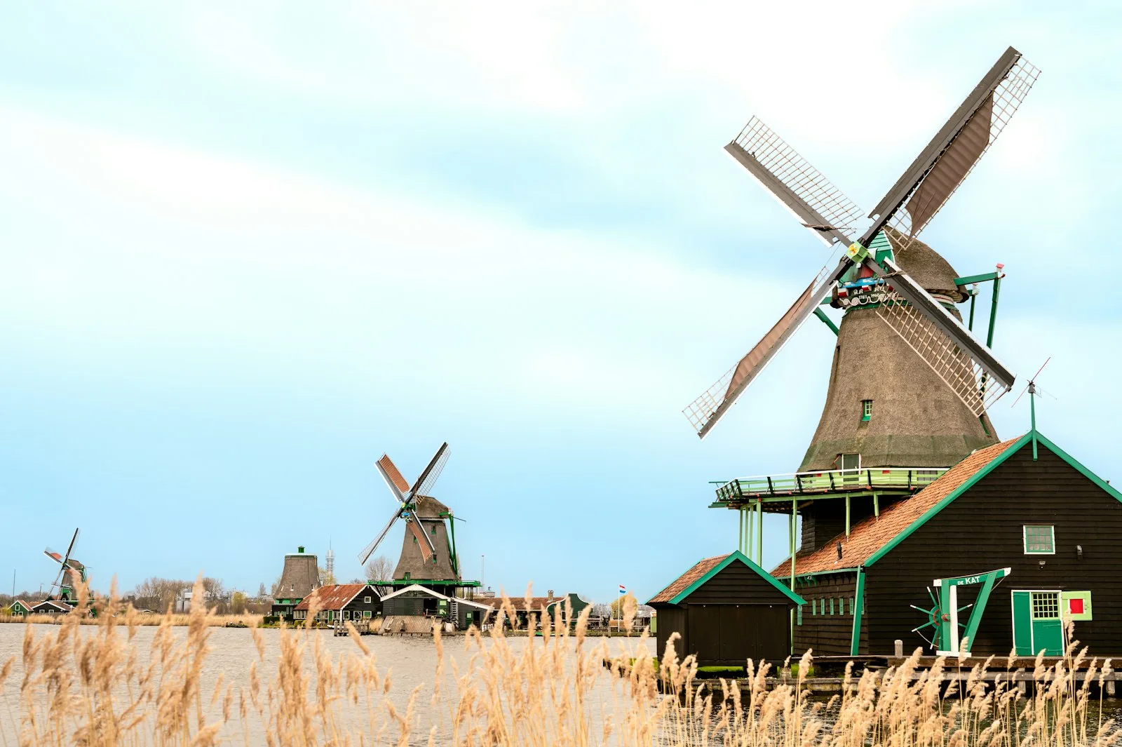 Molinos de viento históricos alineados a orillas del canal en Zaanse Schans