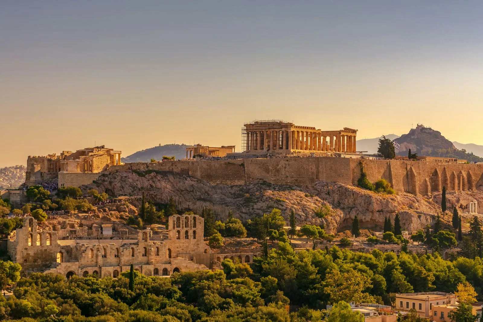 El Partenón y la Acrópolis de Atenas bañados por la luz dorada del atardecer