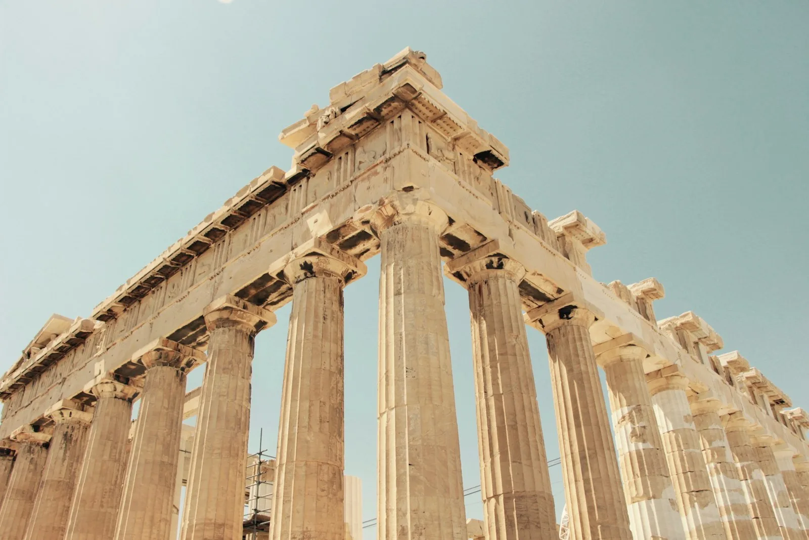 Columnas clásicas de mármol del Partenón en lo alto de la Acrópolis de Atenas