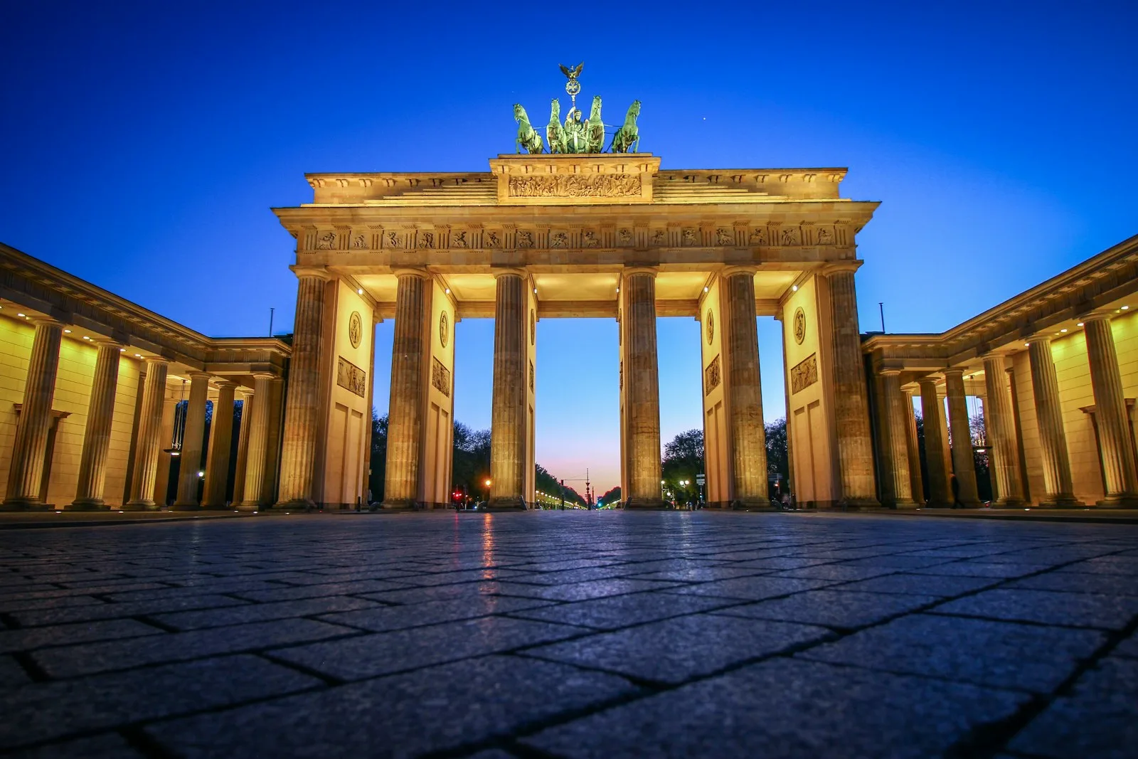 Columnas neoclásicas y cuadriga de la Puerta de Brandeburgo iluminadas al anochecer
