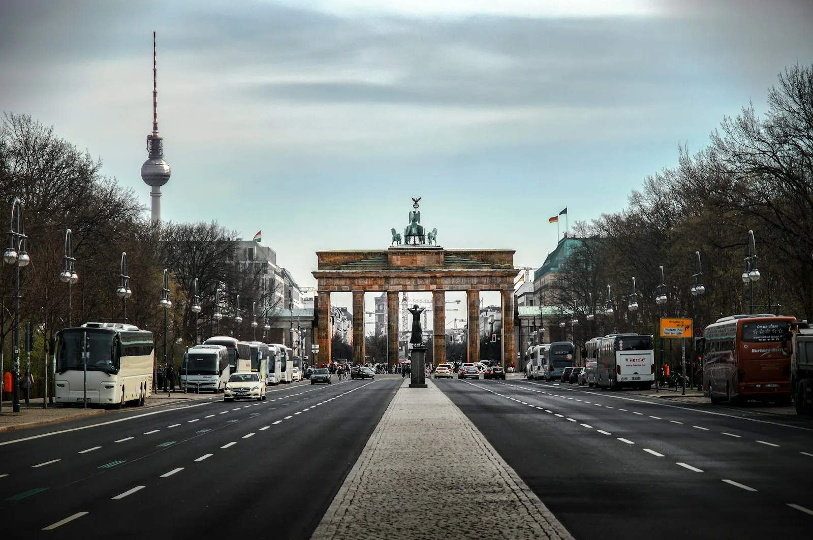 Puerta de Brandeburgo iluminada al atardecer en el centro de Berlín