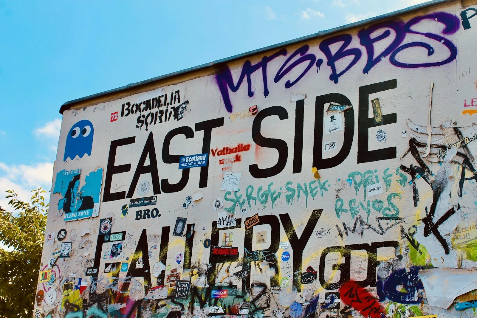 Murales artísticos conservados sobre el trazado histórico del Muro de Berlín