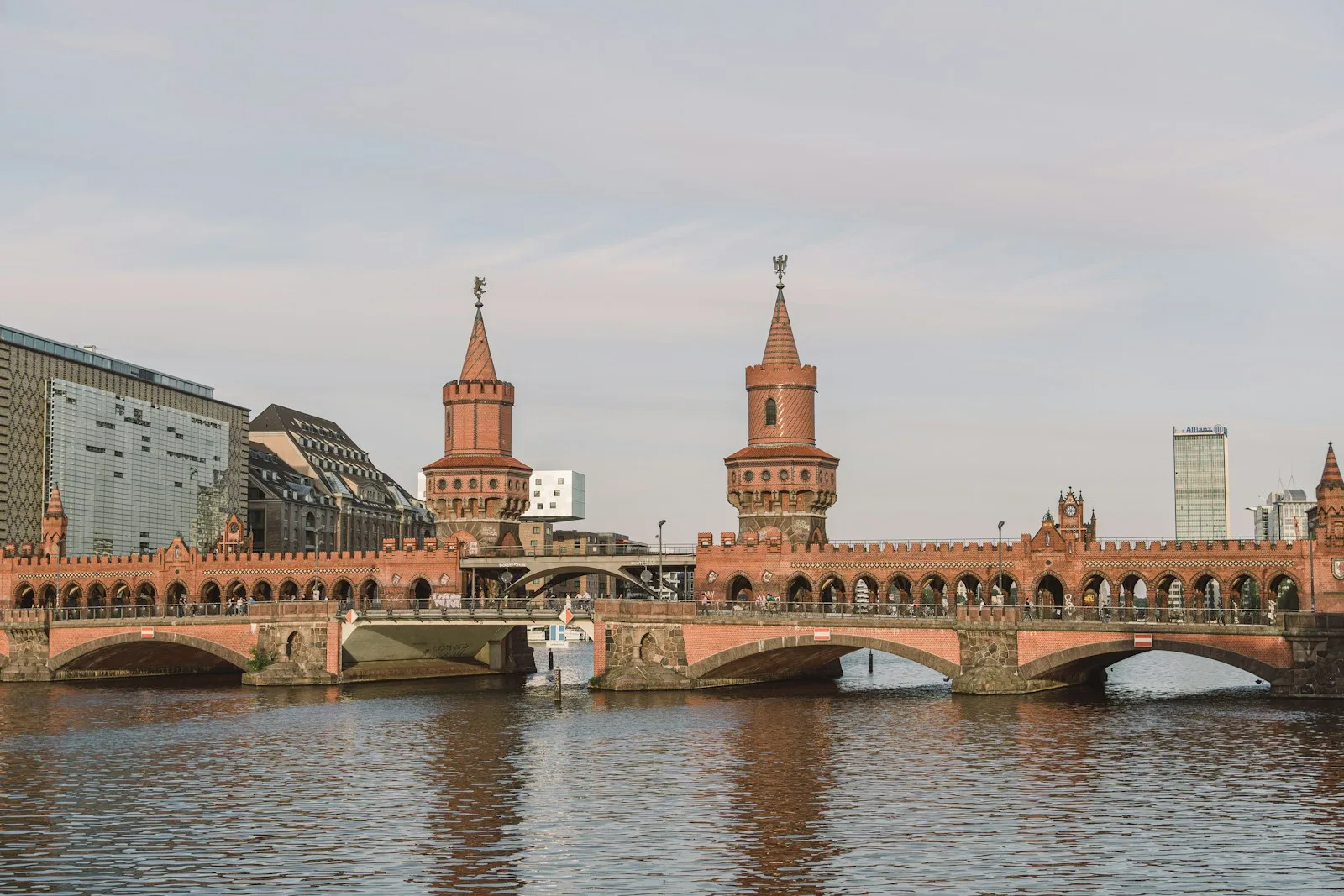 Torres de ladrillo rojo del puente Oberbaumbrücke sobre el río Spree entre Kreuzberg y Friedrichshain