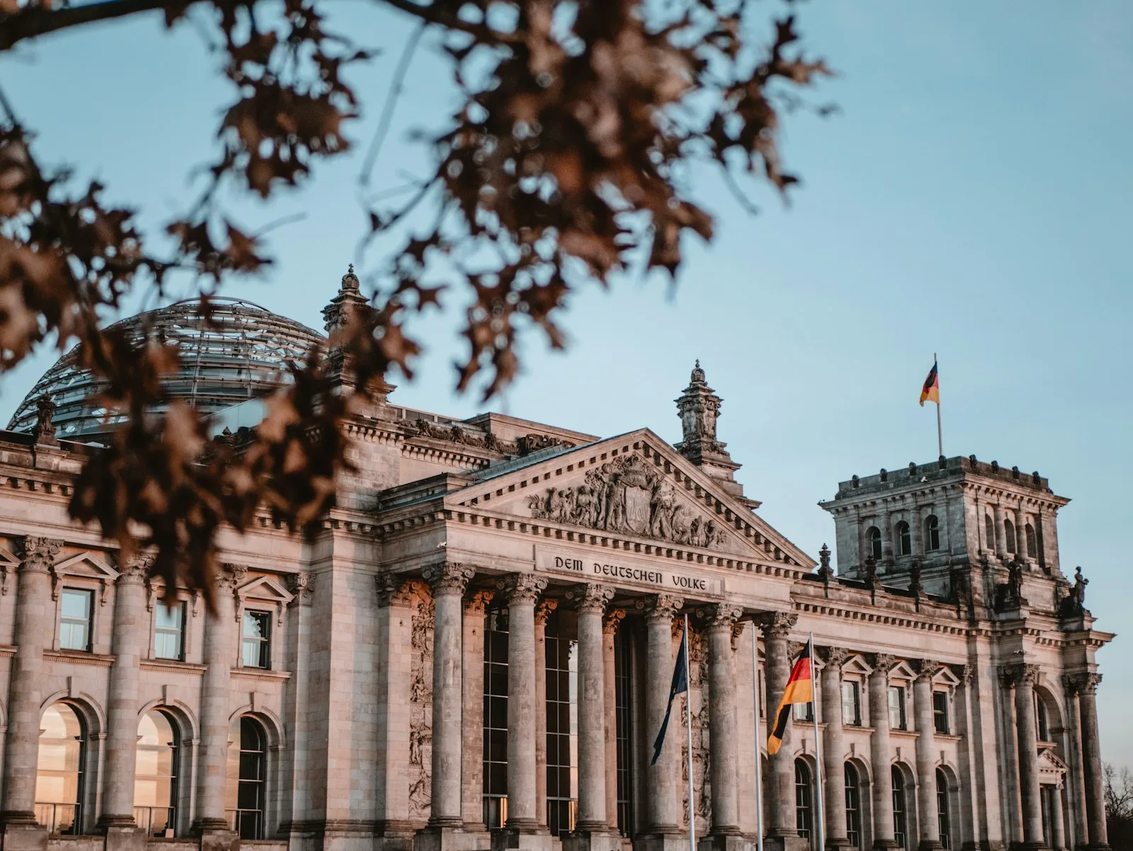 Fachada histórica del edificio del Reichstag coronada por la cúpula de vidrio de Norman Foster
