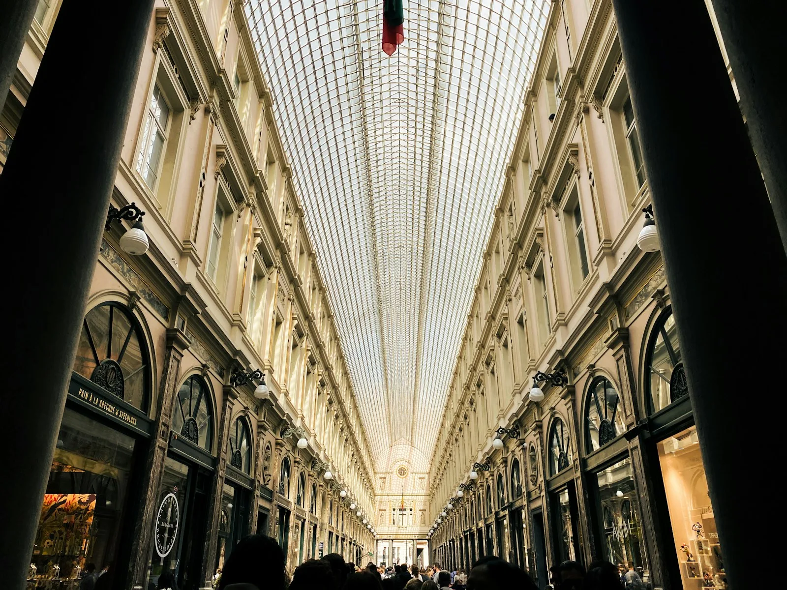 Bóveda de cristal y galerías comerciales clásicas en Galeries Royales Saint-Hubert