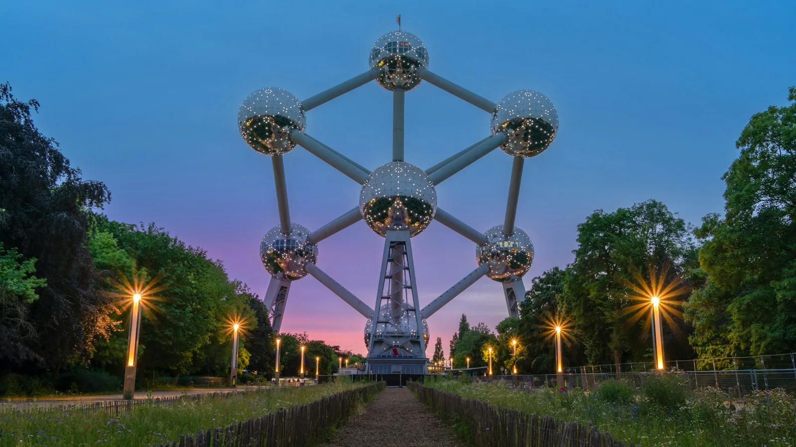 Esferas de acero iluminadas del Atomium en el parque de Heysel