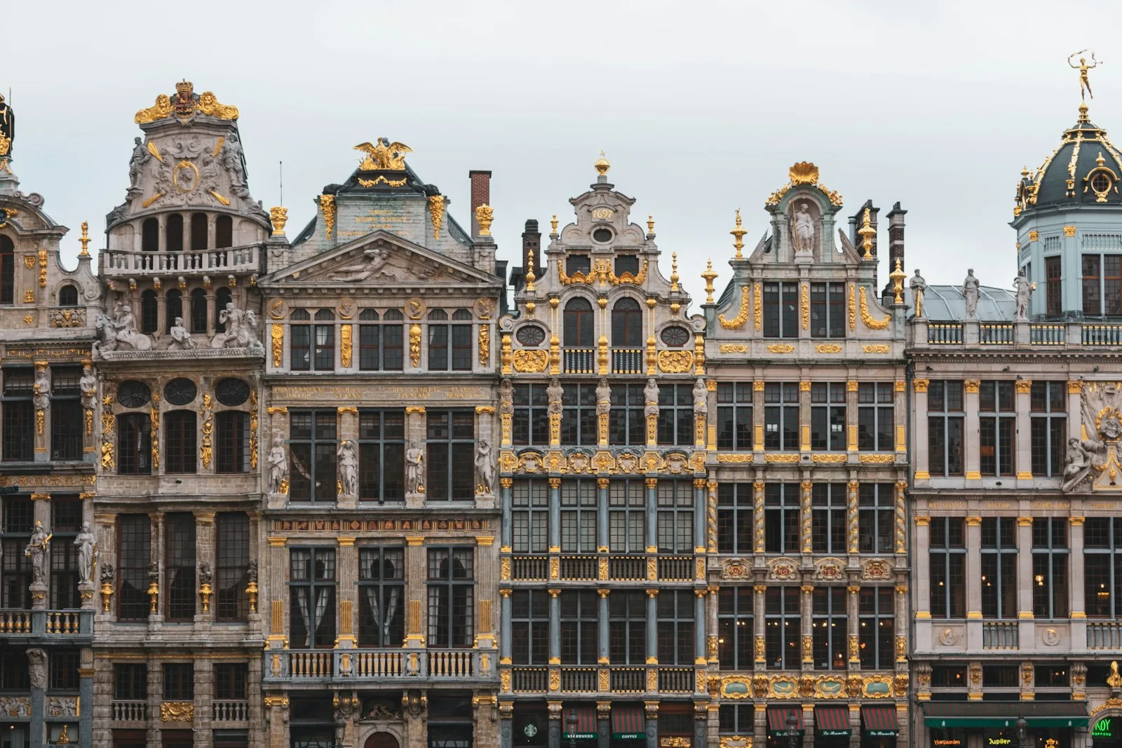 Detalle ornamental y frontones barrocos de las casas gremiales en la Grand-Place