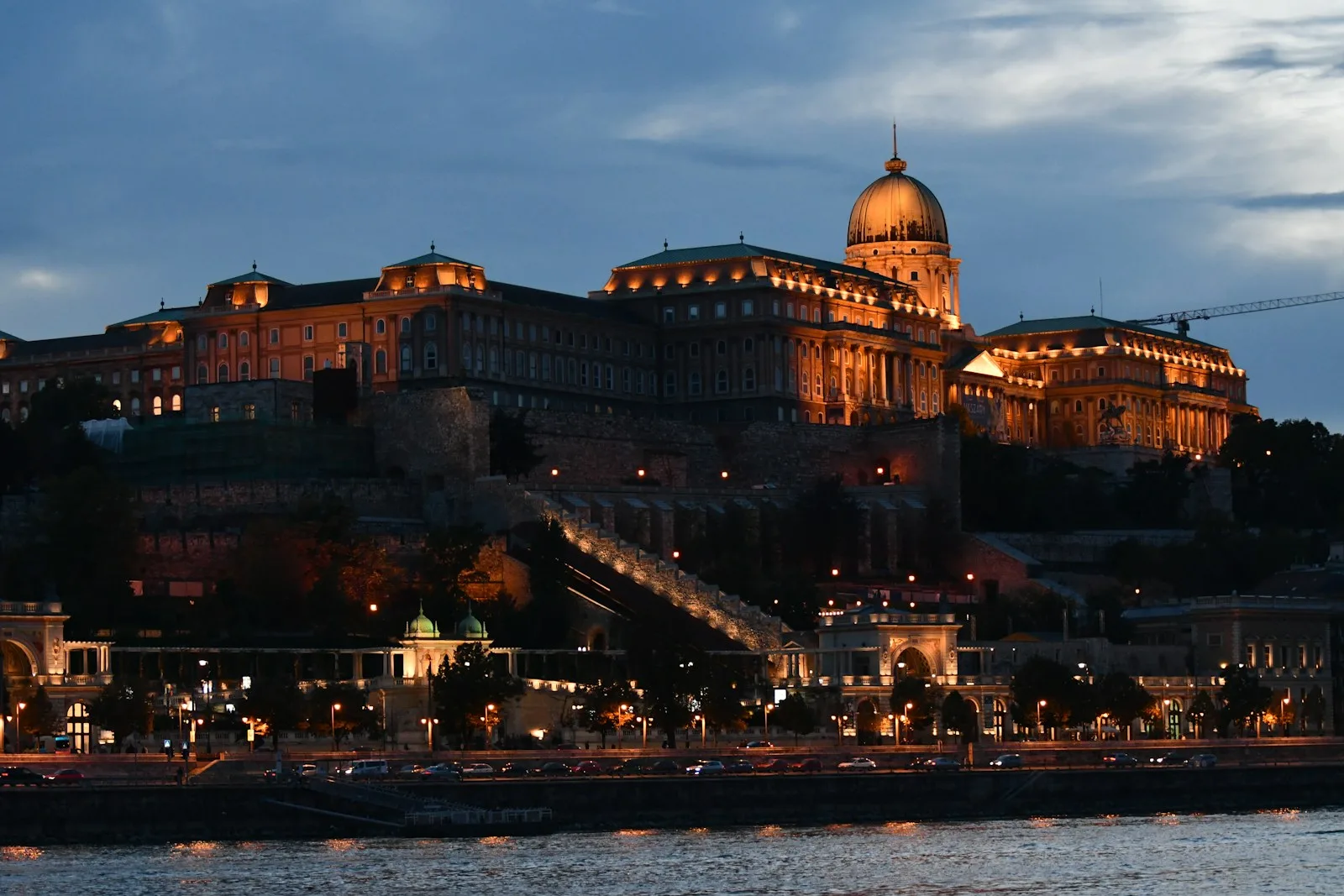 Castillo de Buda iluminado en lo alto de la colina sobre Pest