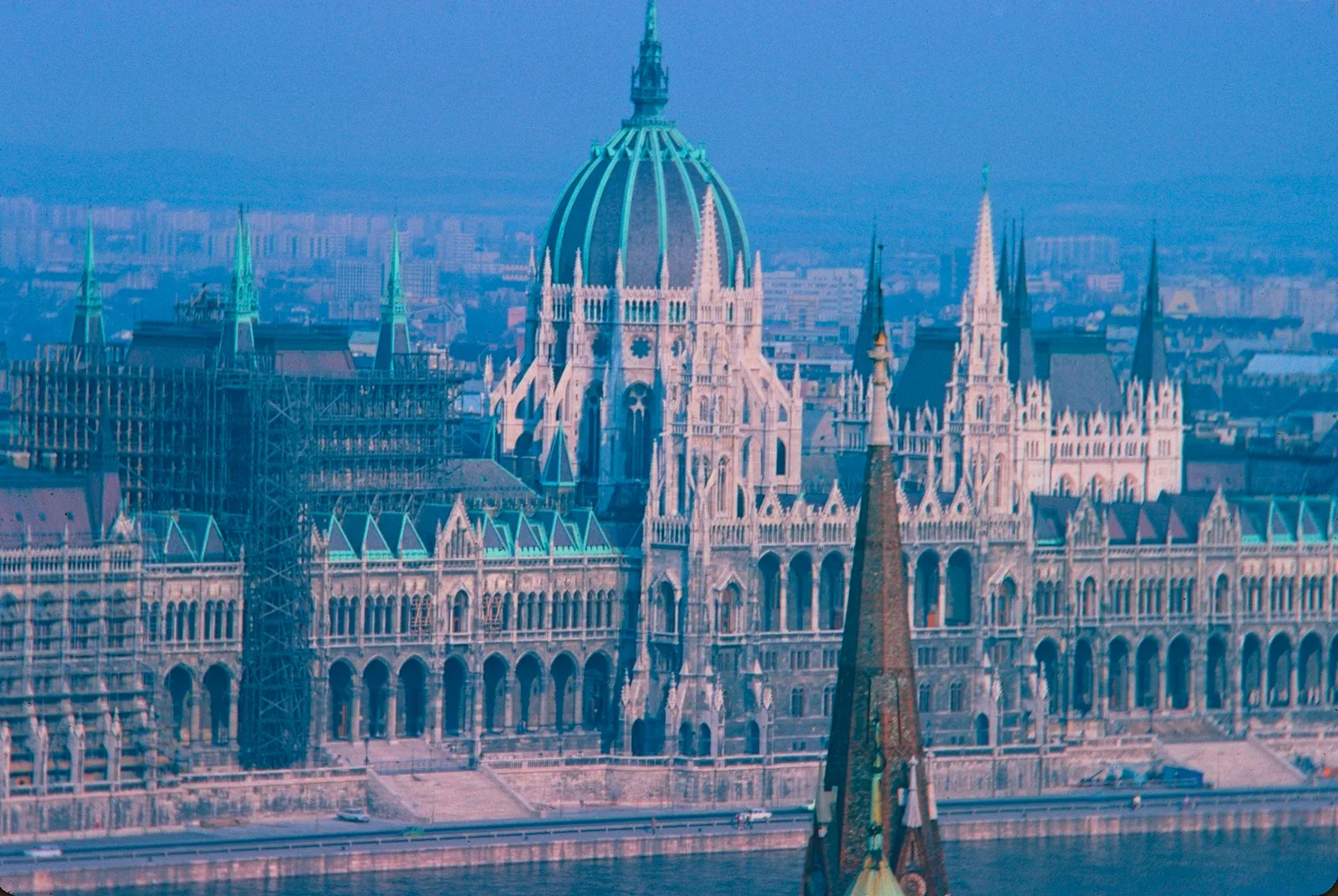 Fachada neogótica del Parlamento de Hungría reflejada en las aguas del Danubio en Budapest