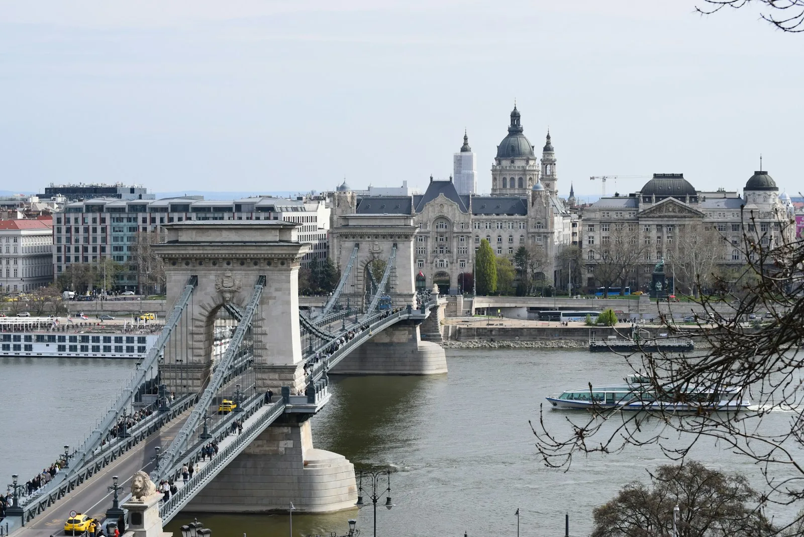Arcos de piedra y cables del Puente de las Cadenas cruzando el Danubio