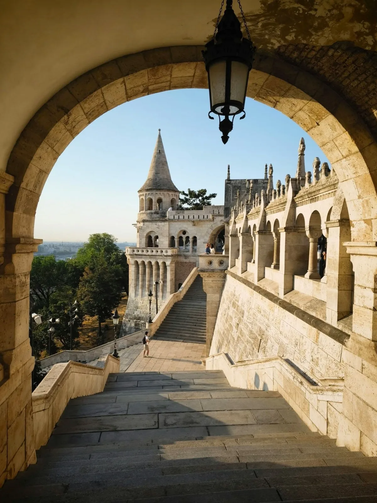 Torrecillas neorrománicas y arcos del Bastión de los Pescadores en la colina de Buda