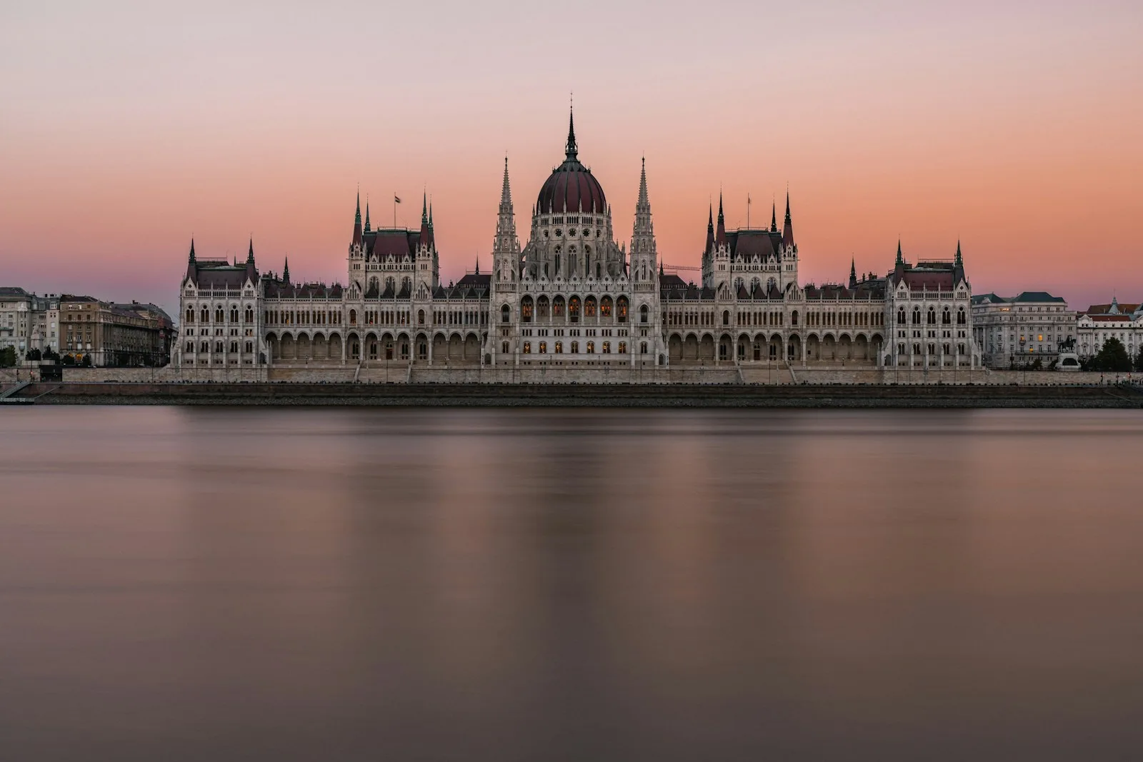 Cúpula y agujas del Parlamento de Budapest iluminadas al caer la tarde