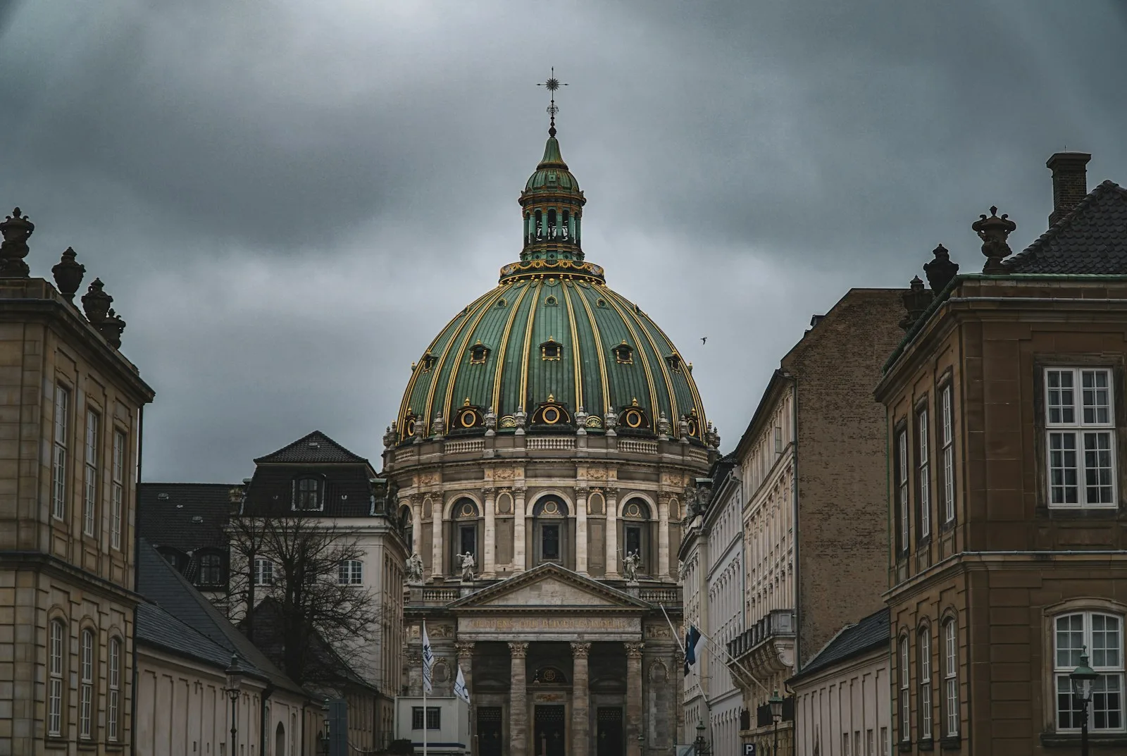 Plaza octogonal del Palacio de Amalienborg con la cúpula de mármol de la Iglesia de Federico de fondo