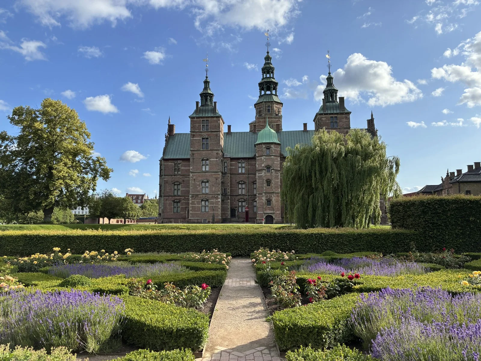 Castillo renacentista de Rosenborg rodeado de los jardines reales del Rey en Copenhague