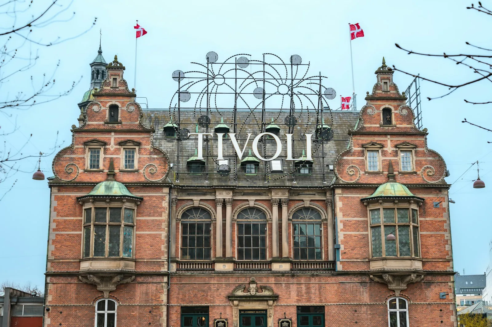 Pabellones de arquitectura oriental y jardines iluminados en el histórico parque Tivoli de Copenhague