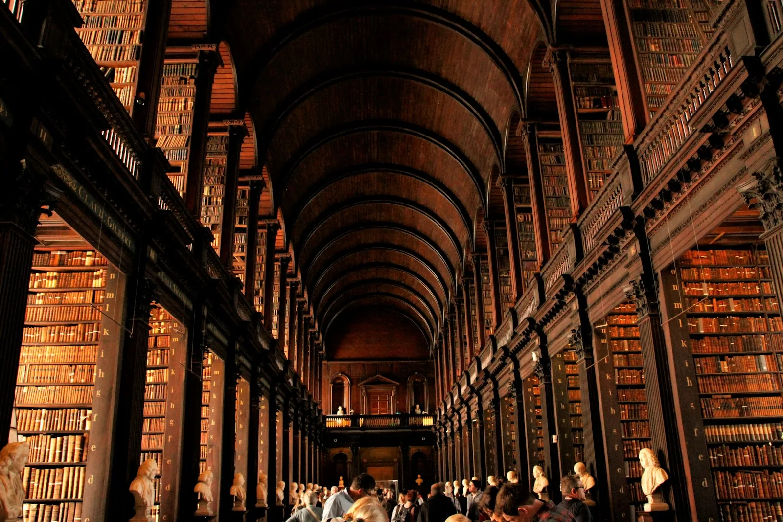 La imponente Long Room de la Biblioteca Antigua del Trinity College con techos abovedados de roble