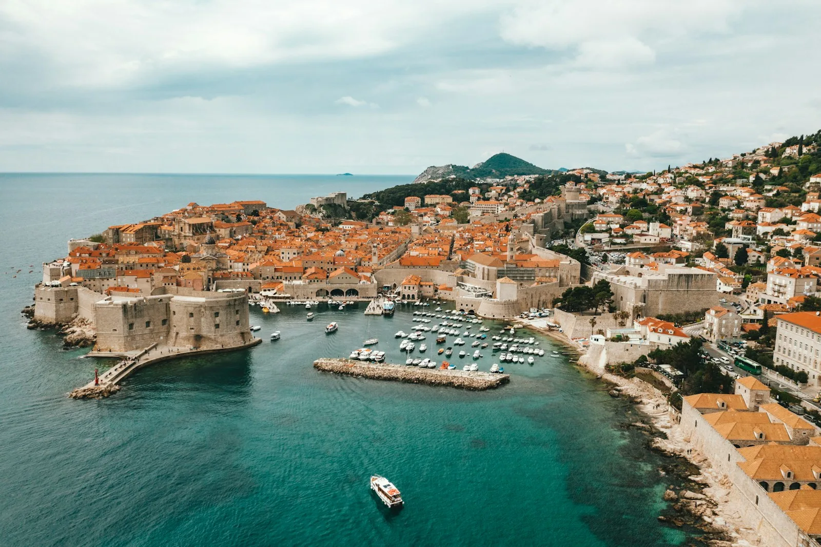 Tramo superior de las murallas defensivas de Dubrovnik asomadas al mar Adriático