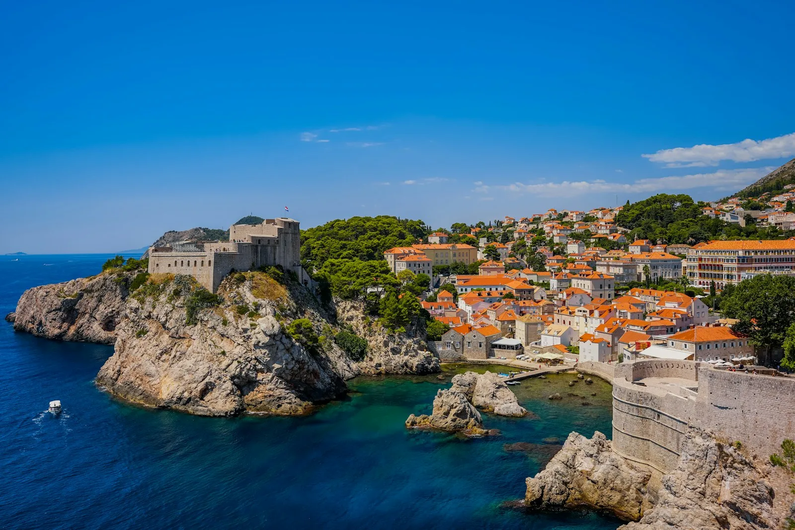Acantilados y vegetación costera de la isla de Lokrum frente a Dubrovnik