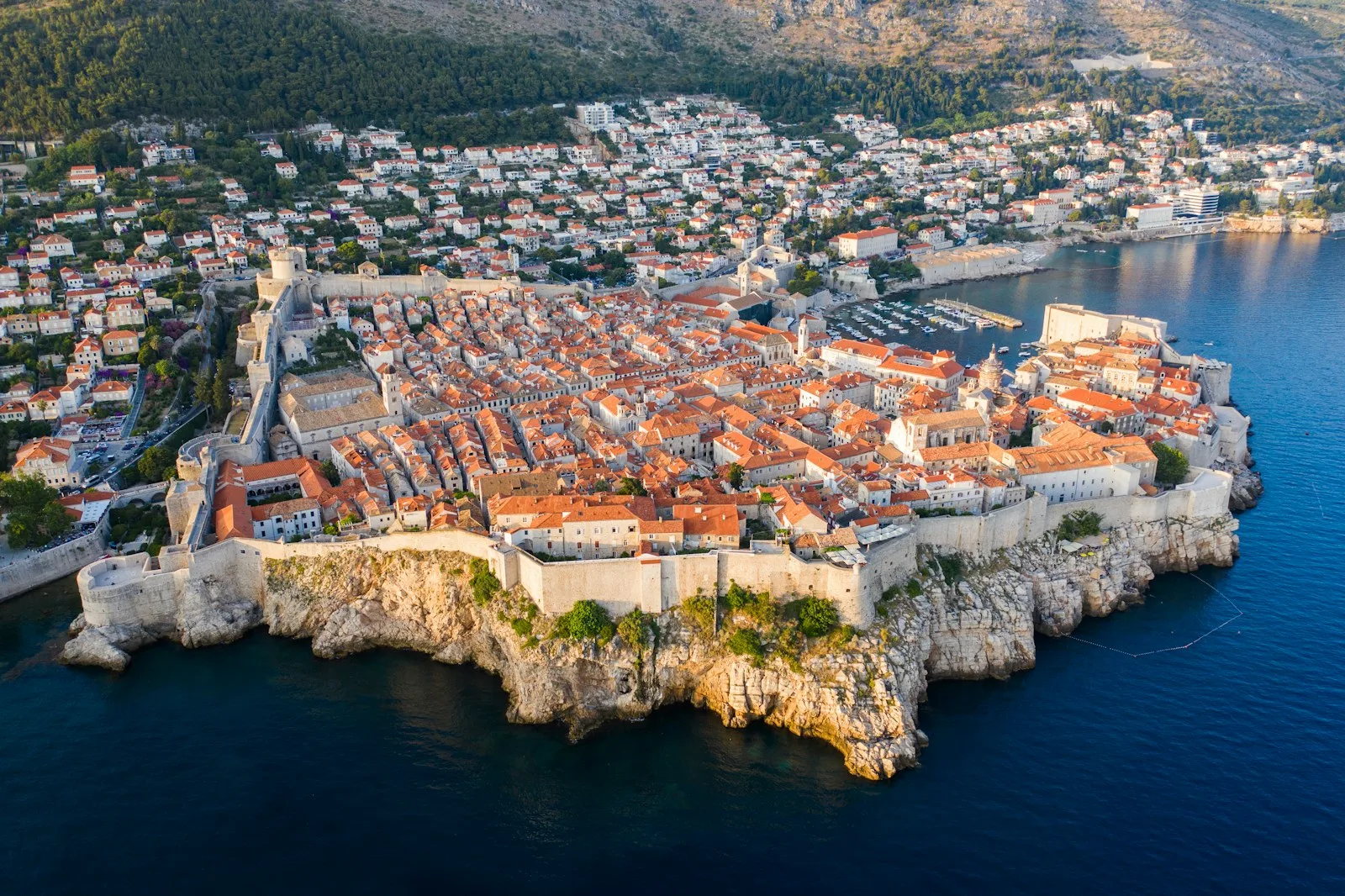 Puerto histórico de Dubrovnik con embarcaciones y el espigón de Porporela