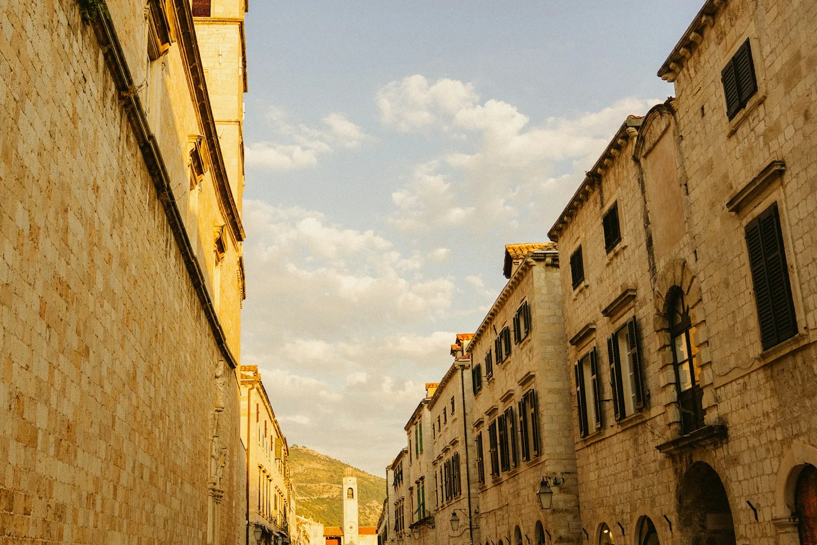 Callejón de piedra caliza y fachadas históricas en el casco antiguo de Dubrovnik