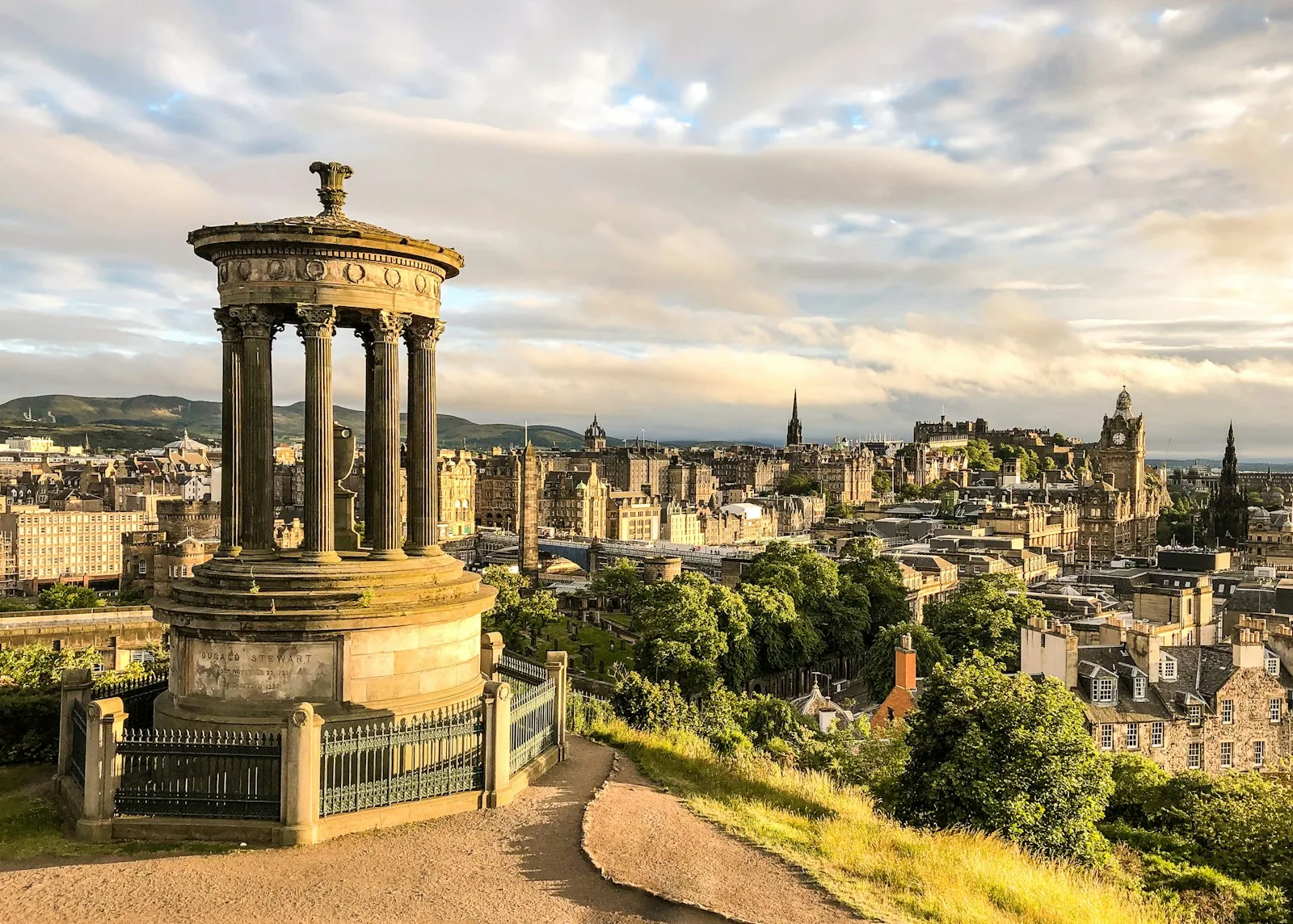 Monumento Dugald Stewart en Calton Hill con vistas panorámicas sobre la ciudad de Edimburgo