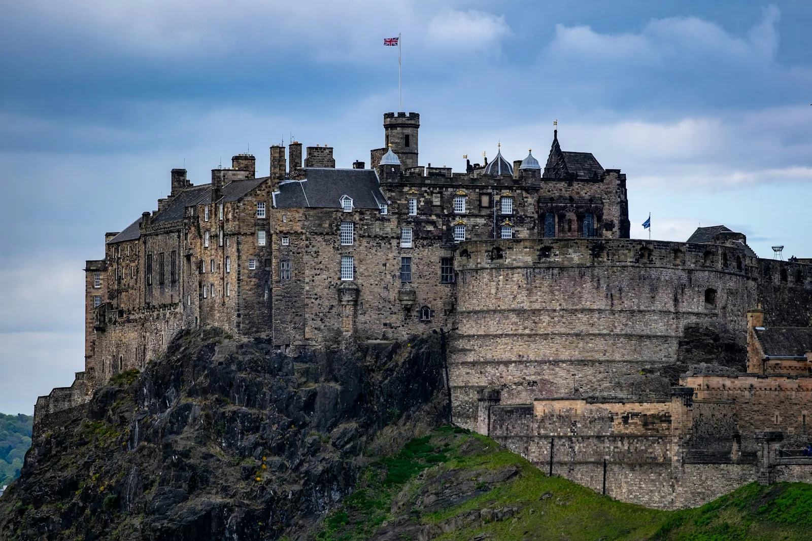 Castillo de Edimburgo emplazado sobre la roca volcánica de Castle Rock
