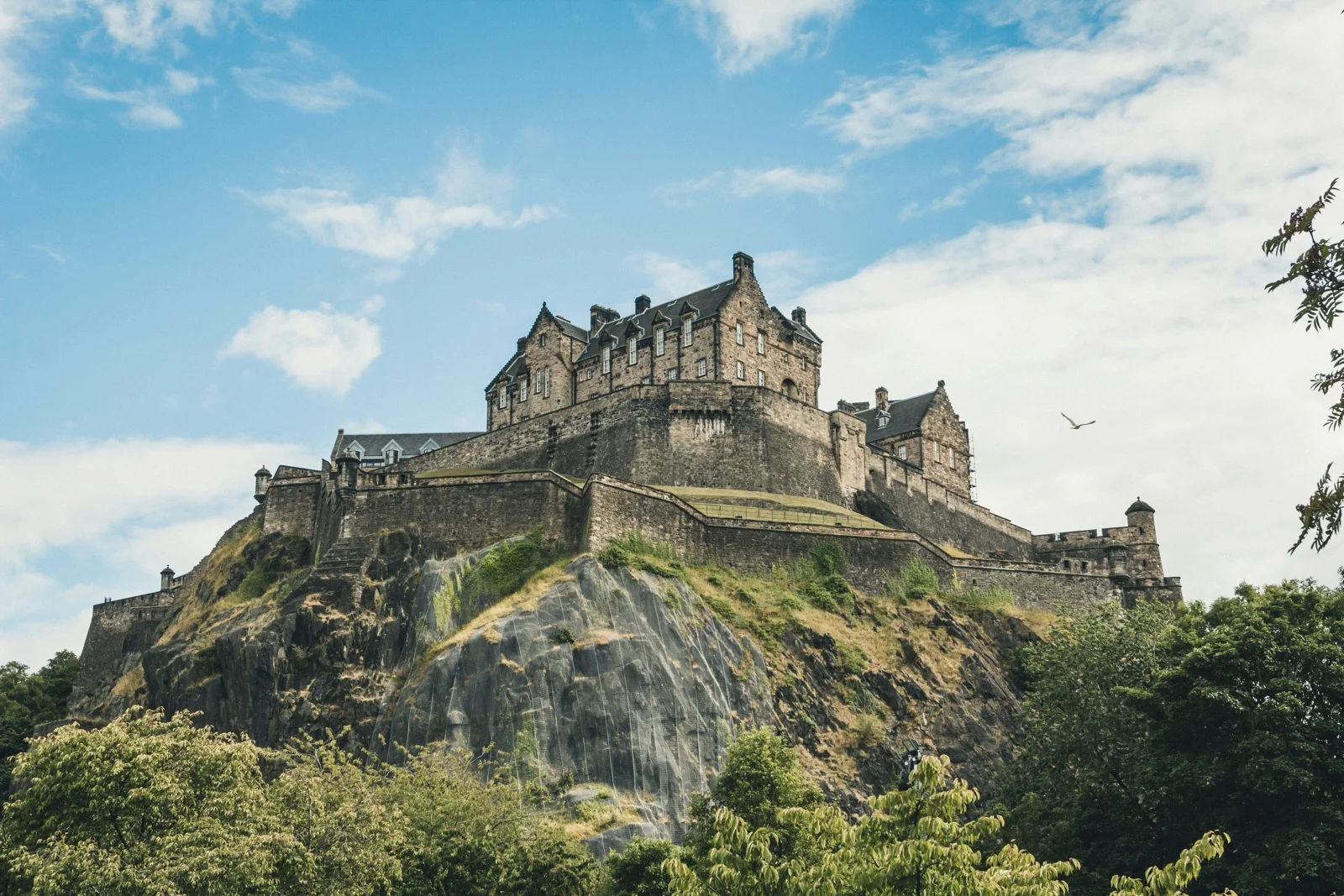 El Castillo de Edimburgo erigido sobre el peñón de Castle Rock bajo el cielo azul