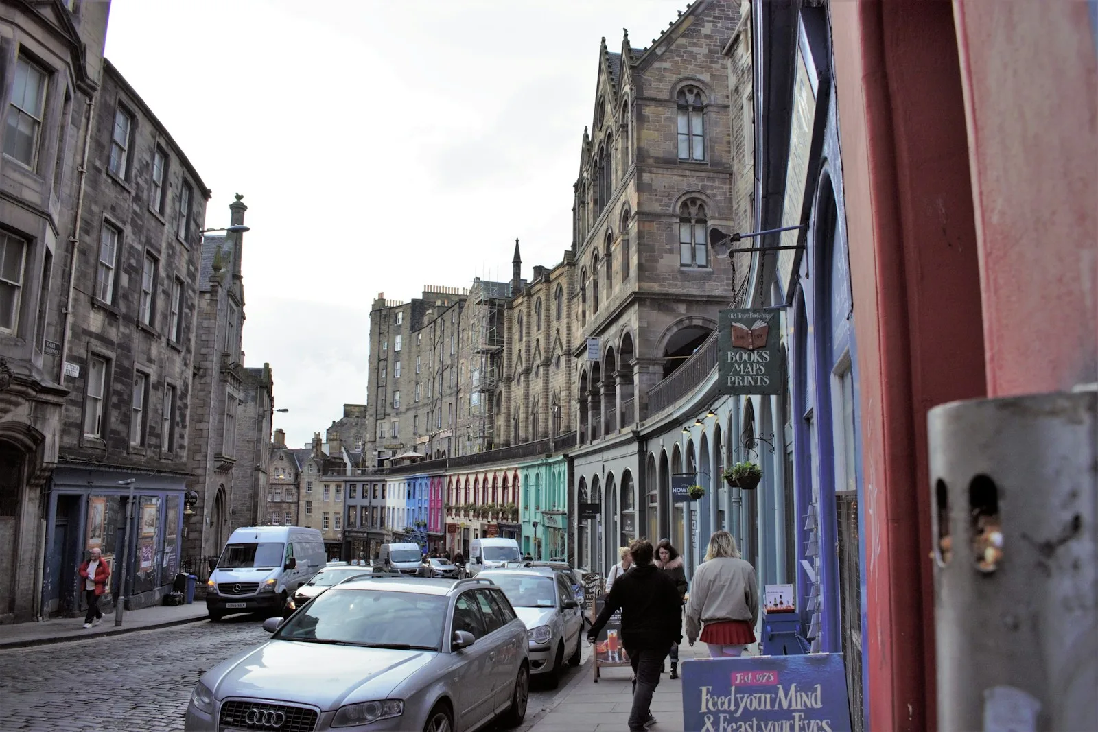 Fachadas de piedra centenarias y adoquines tradicionales en la Royal Mile de Edimburgo