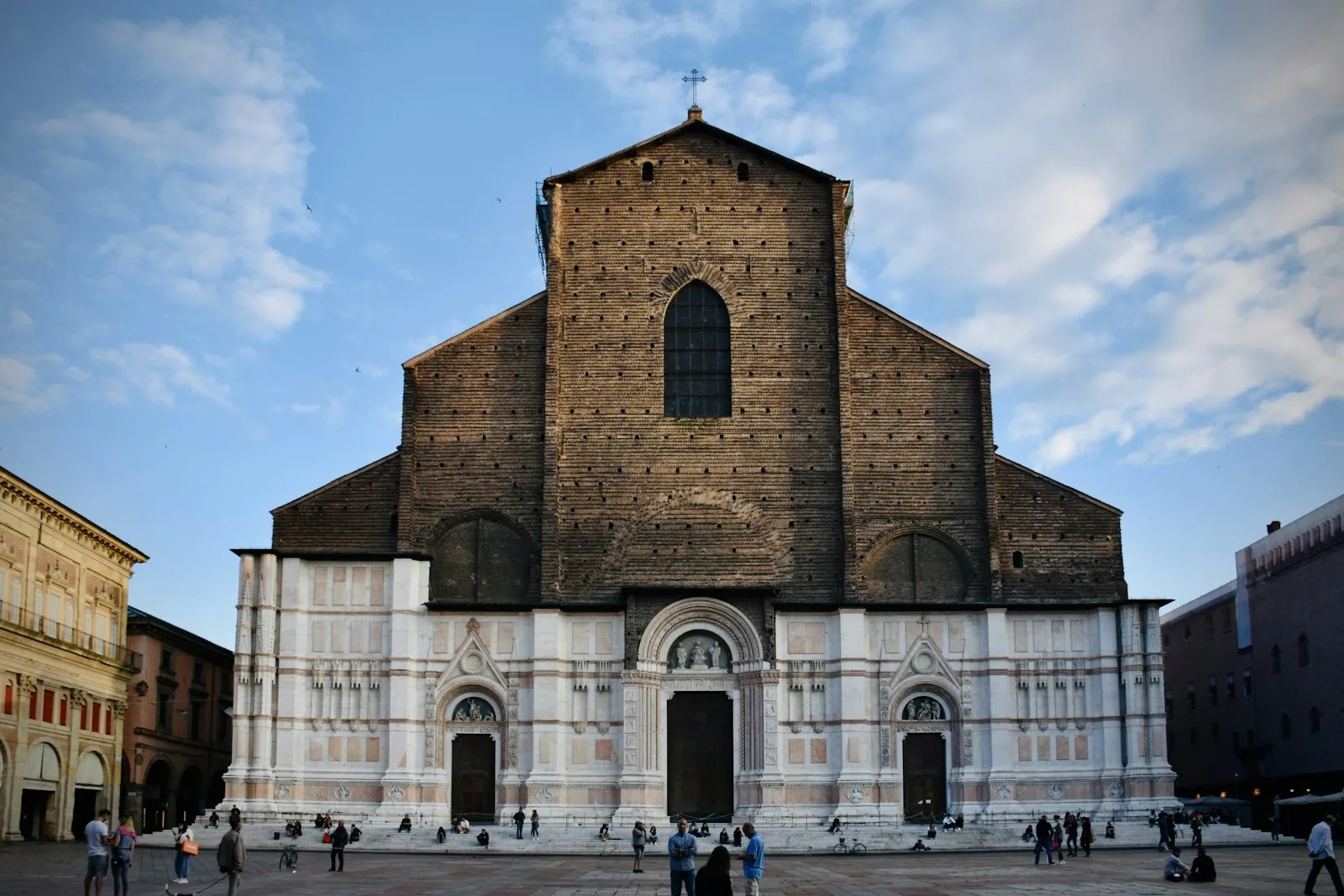 Fachada gótica de mármol blanco, verde y rosa de la Catedral de Santa Maria del Fiore en Florencia