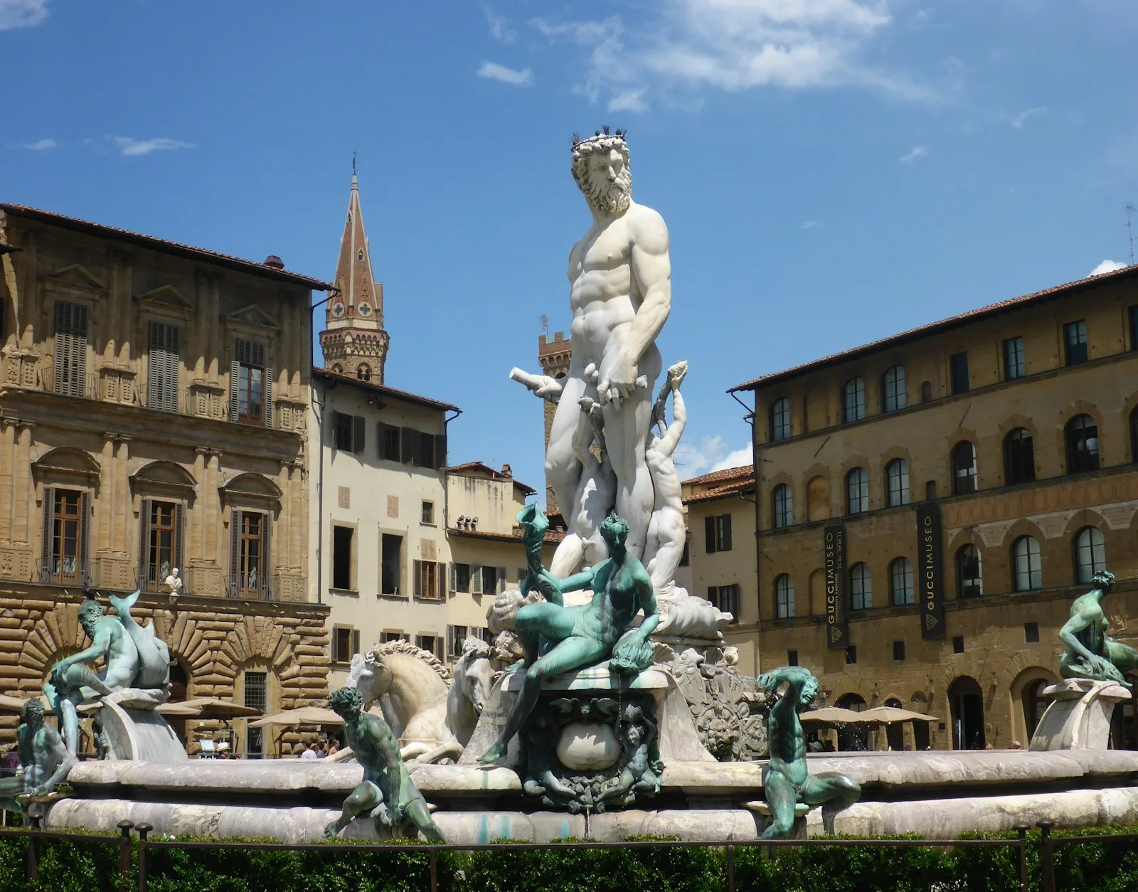 Torre almenada del Palazzo Vecchio presidiendo la monumental Piazza della Signoria en Florencia