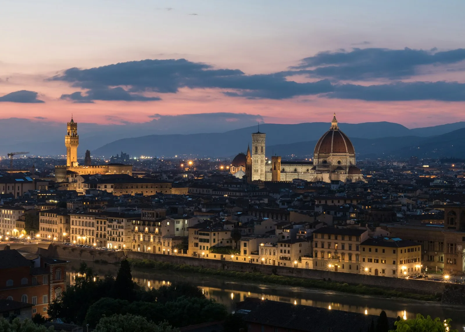 Vistas panorámicas sobre los puentes históricos del río Arno y las colinas toscanas desde Piazzale Michelangelo
