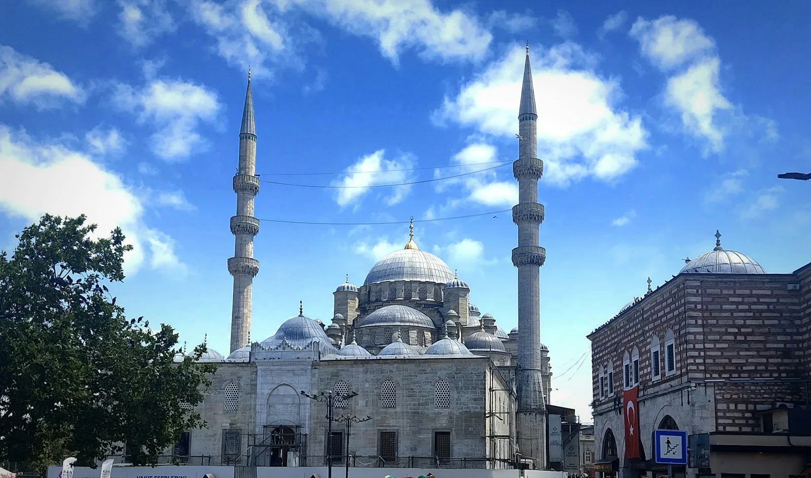 Cúpulas escalonadas y patio de mármol de la Mezquita Azul del Sultán Ahmed en Estambul