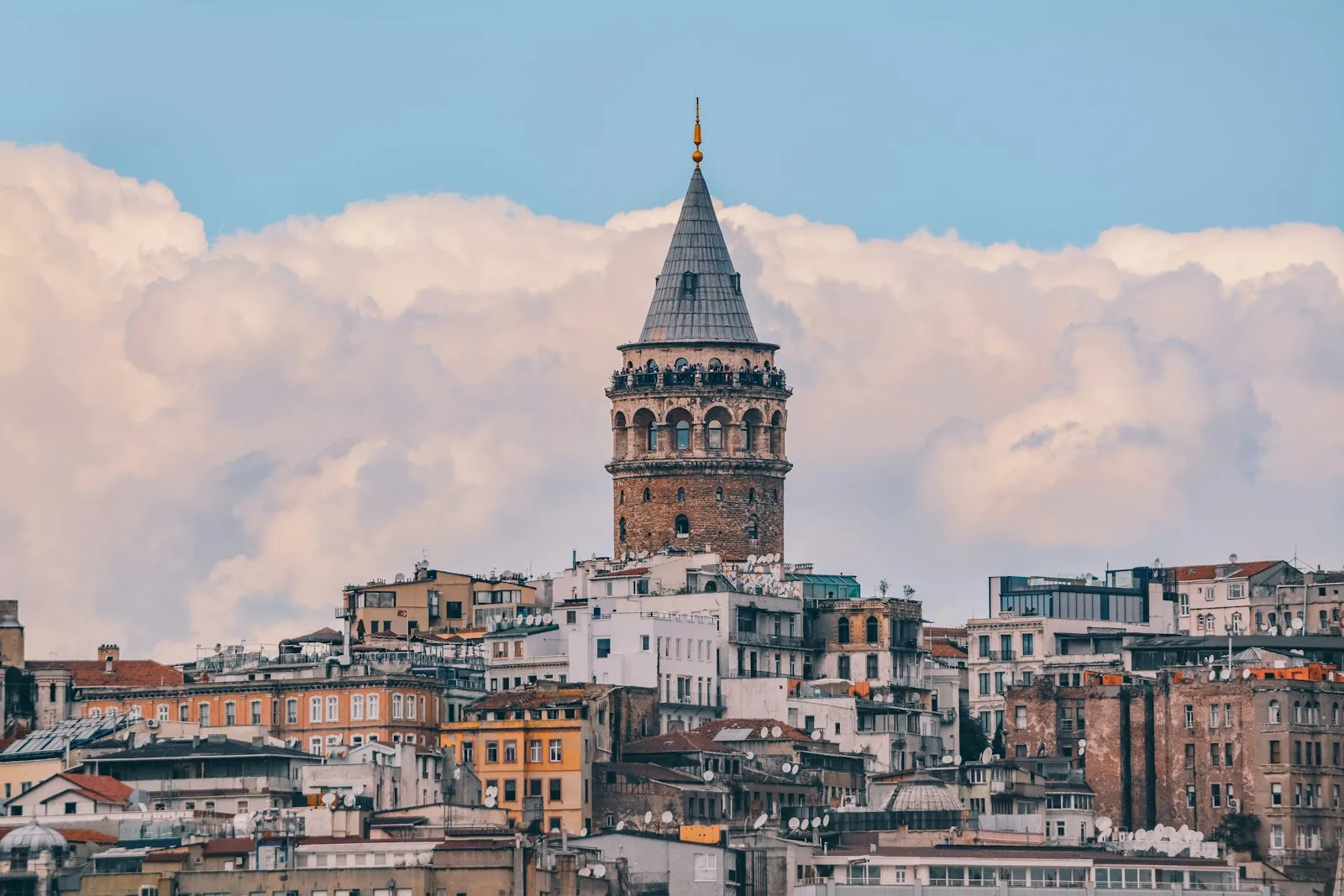Silueta medieval de piedra de la Torre de Gálata emergiendo sobre las calles adoquinadas del barrio de Beyoğlu