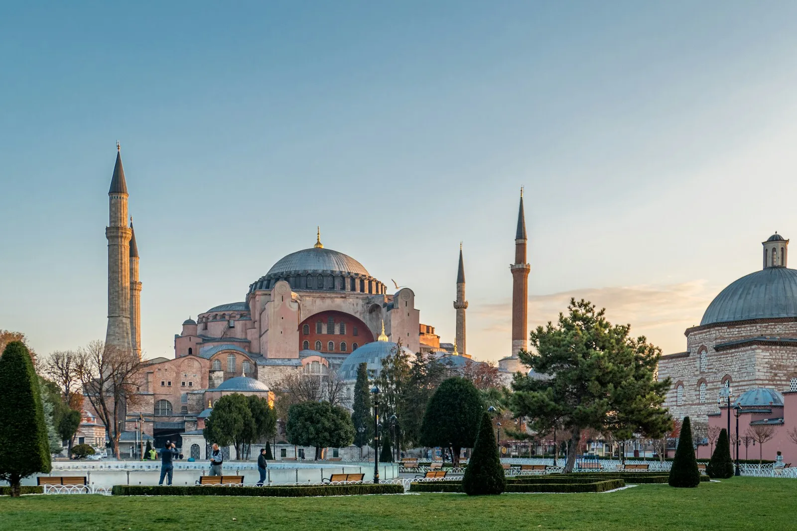 Cúpula monumental y minaretes históricos de la basílica y mezquita de Santa Sofía en Sultanahmet