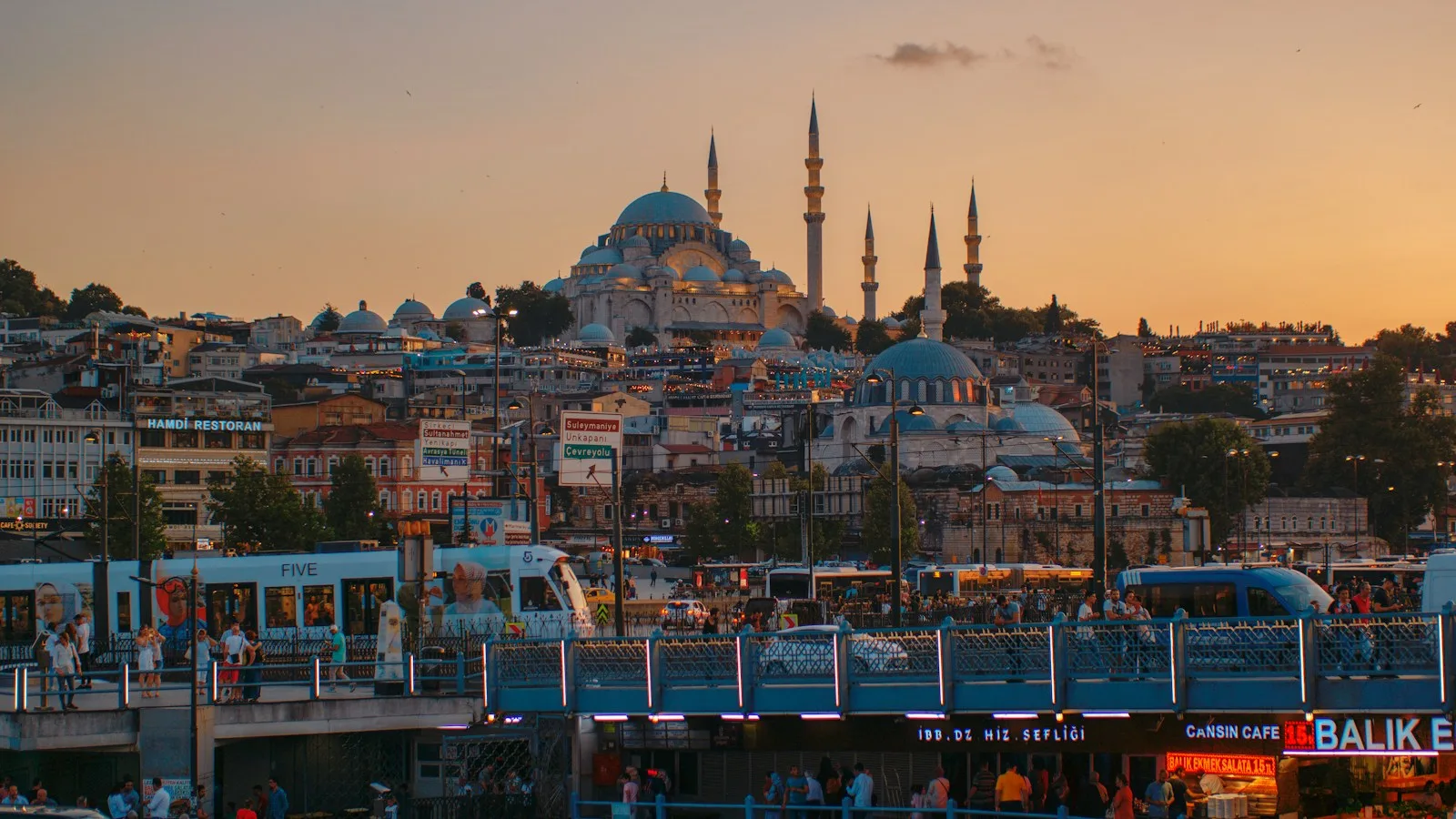 Panorámica de las cúpulas y minaretes de Estambul frente a las aguas del Bósforo al atardecer