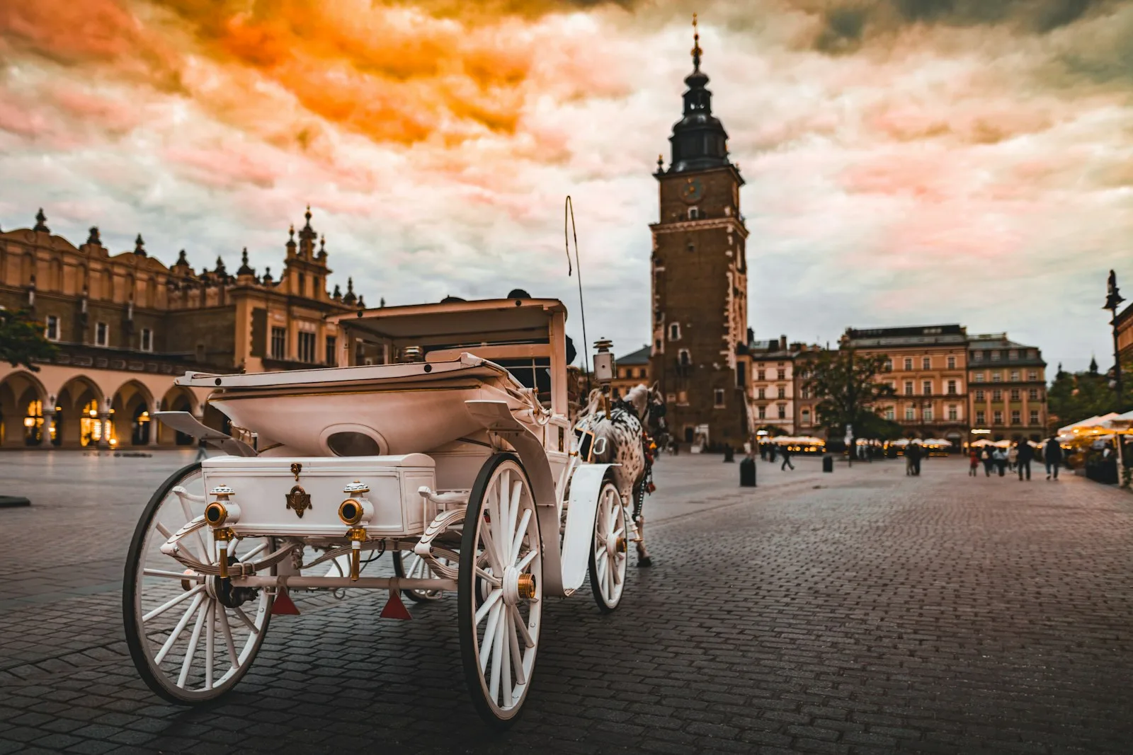 Plaza del Mercado Principal de Cracovia con la Basílica de Santa María y carruajes tradicionales