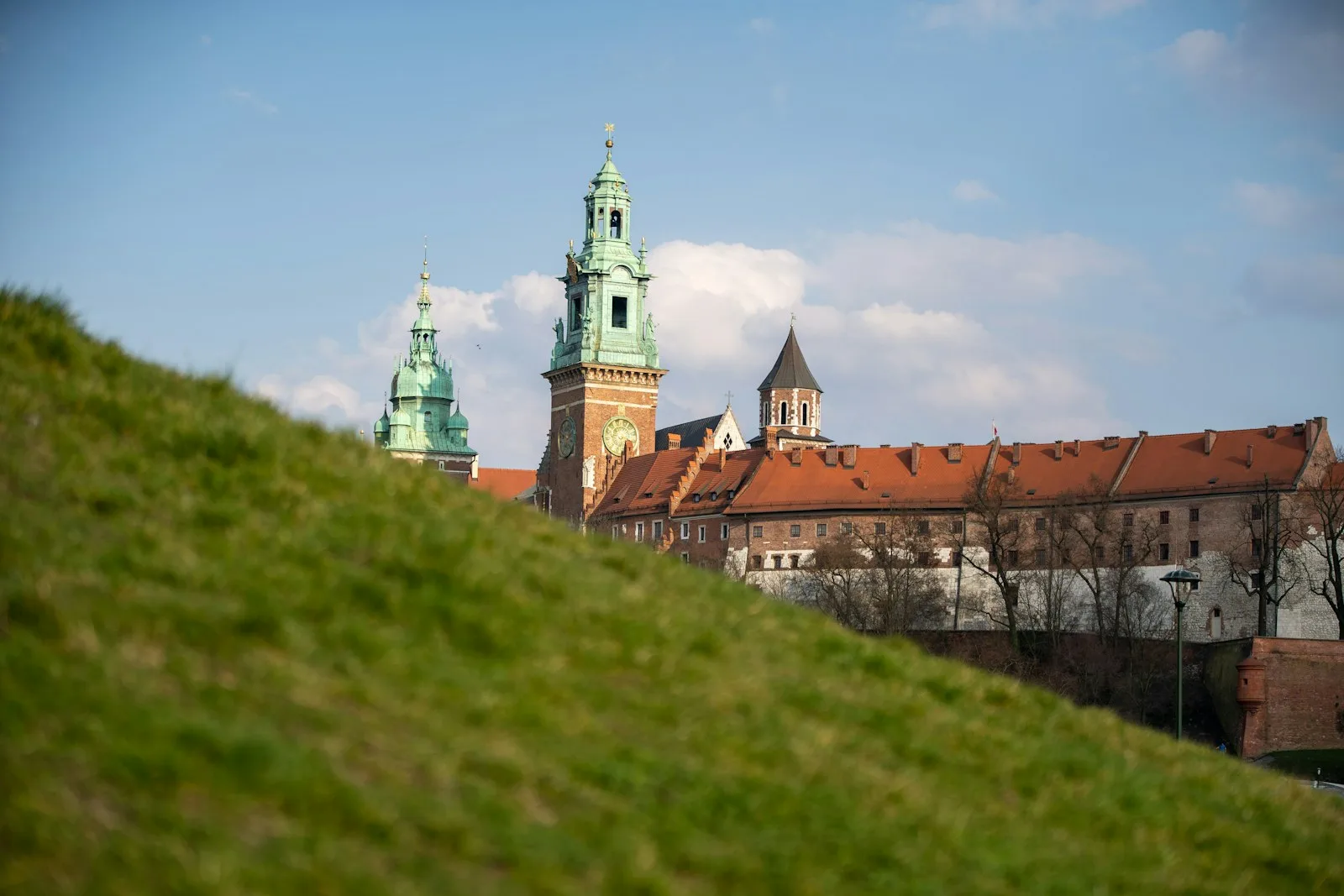 Castillo real de Wawel y colinas junto al río Vístula en Cracovia