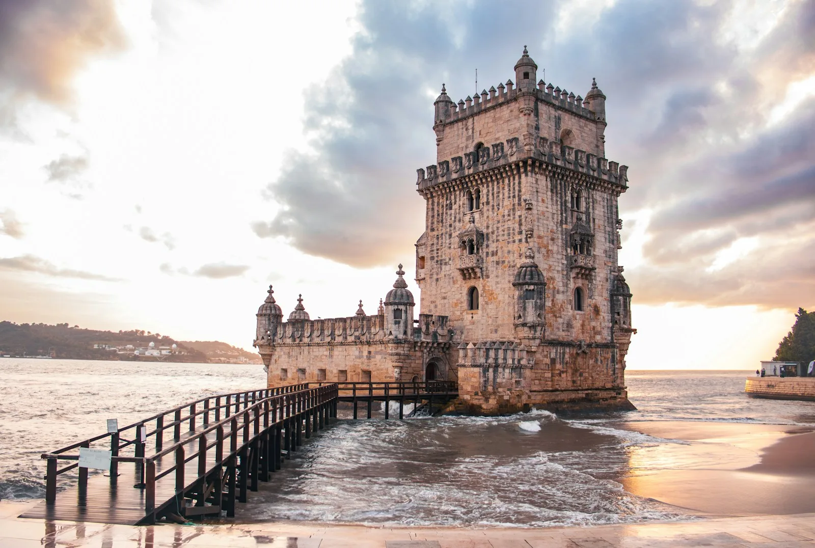 Torre de Belém al atardecer junto a la ribera del río Tajo