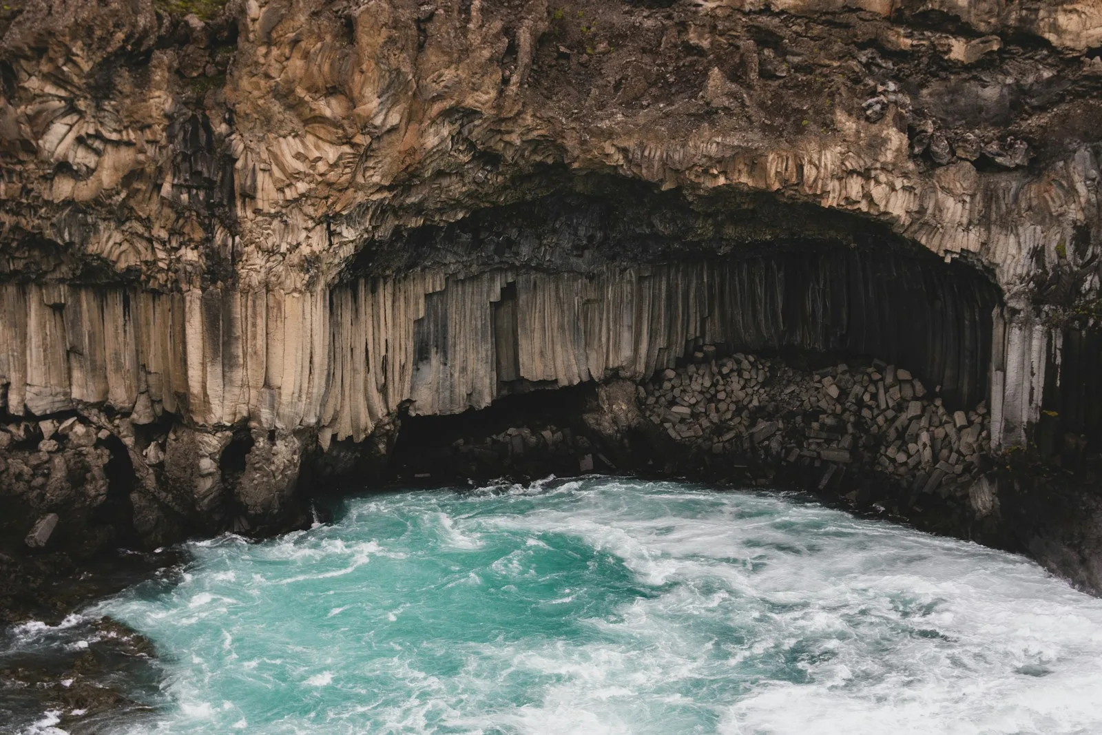 Acantilados y costa atlántica de Cascais en los alrededores de Lisboa