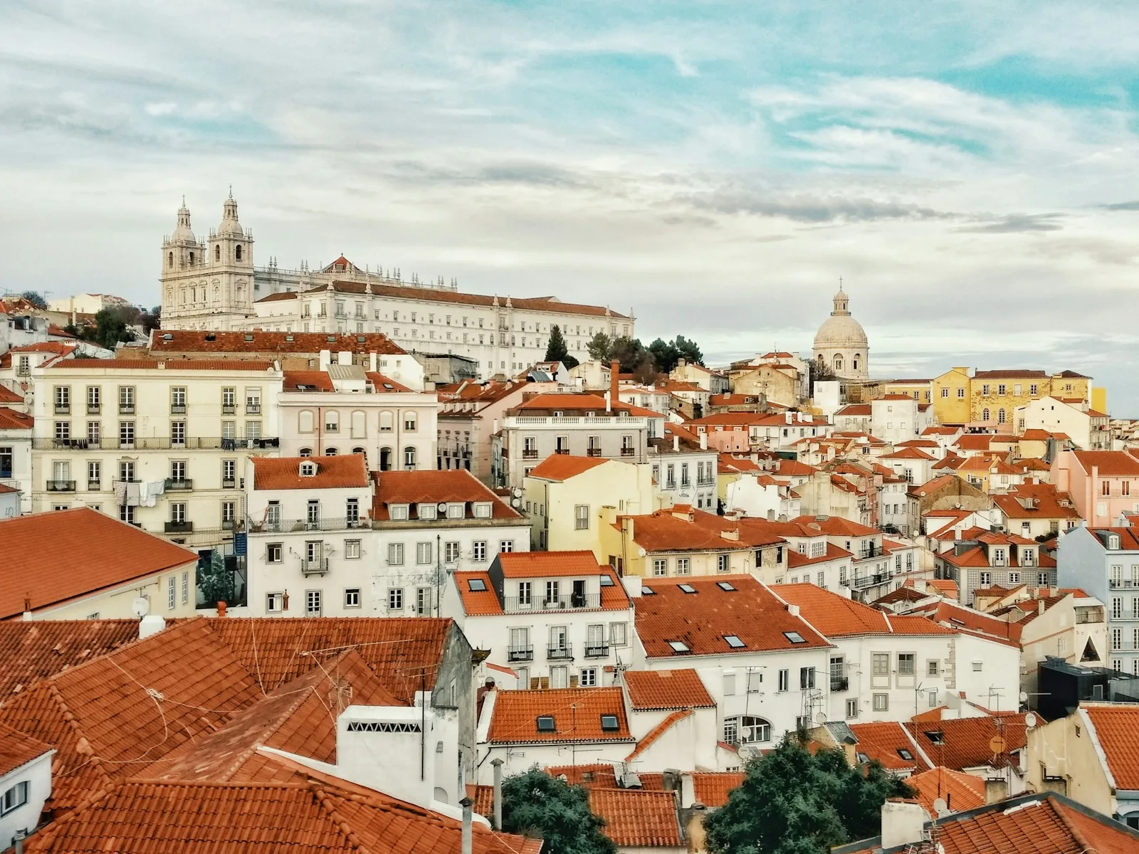 Panorámica de los tejados de Alfama y el estuario del río Tajo en Lisboa