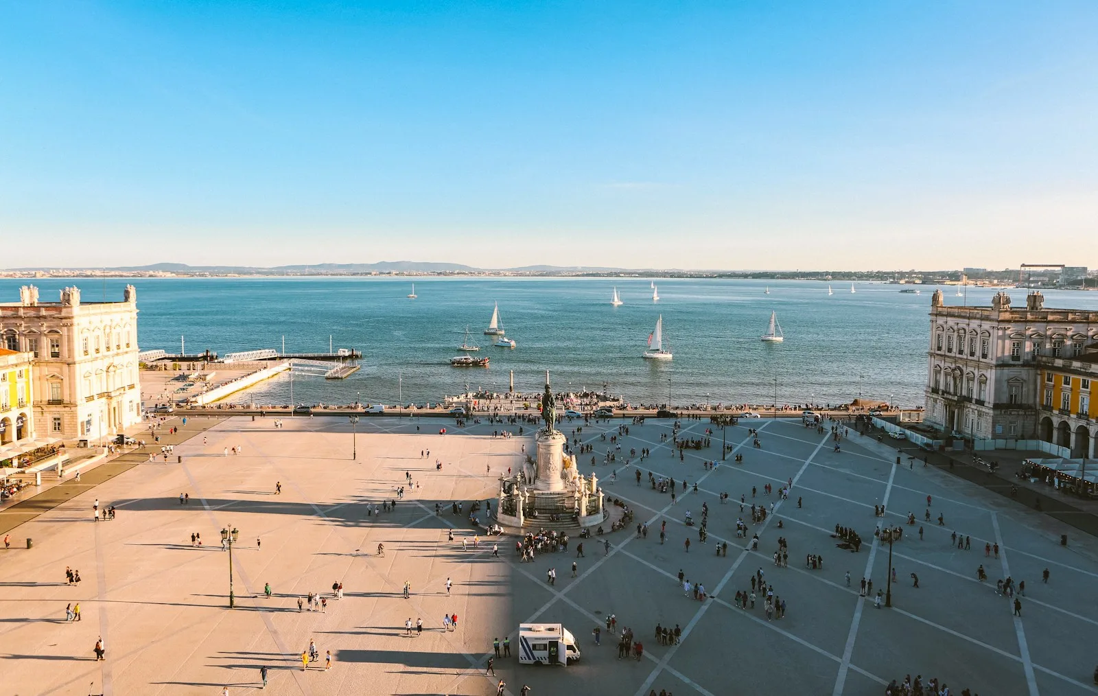 Vista aérea de la Praça do Comércio y el estuario del Tajo en Lisboa