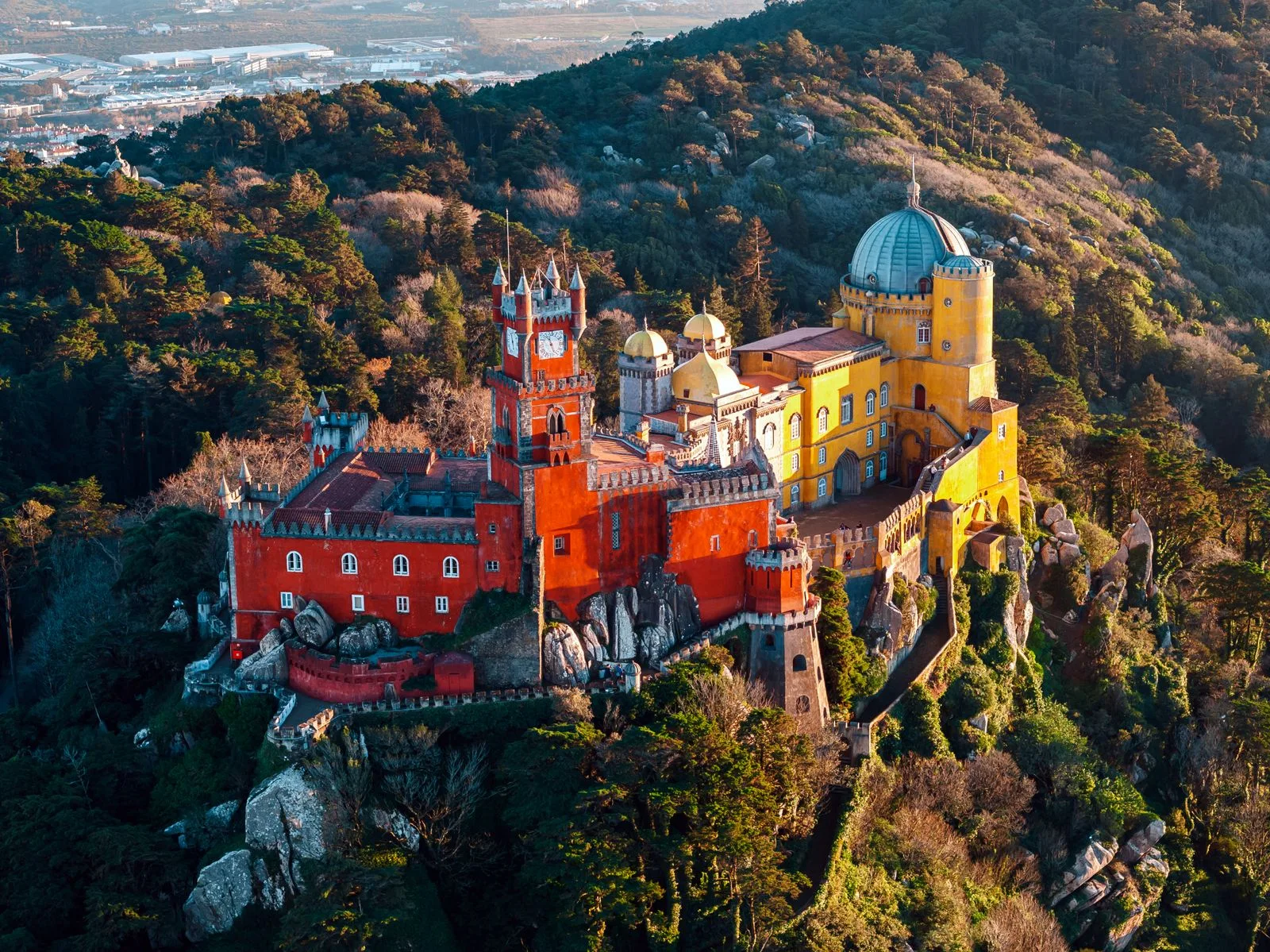 Palacio Nacional da Pena y sus torres de colores en lo alto de la sierra de Sintra