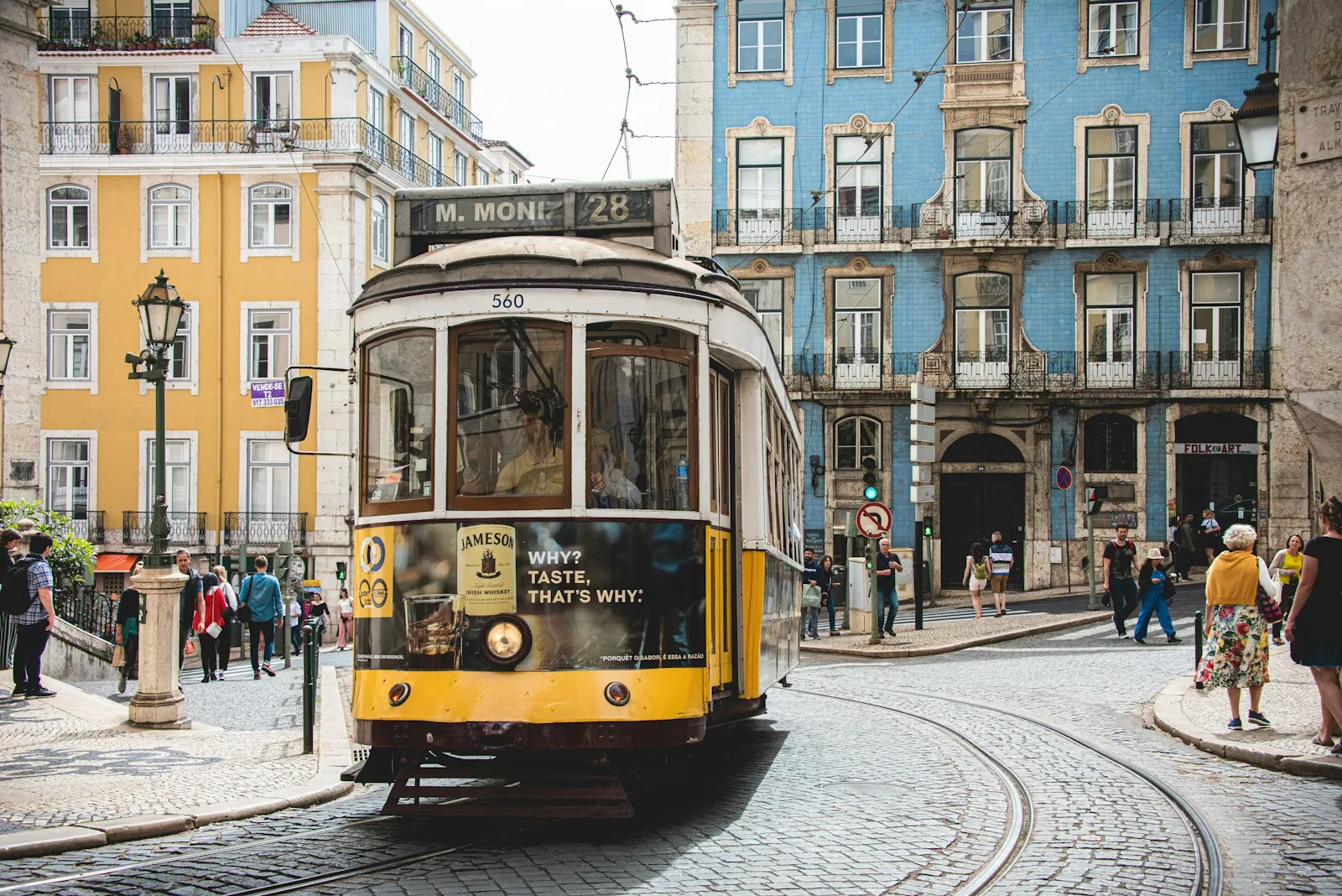Tranvía tradicional recorriendo las calles históricas de Lisboa