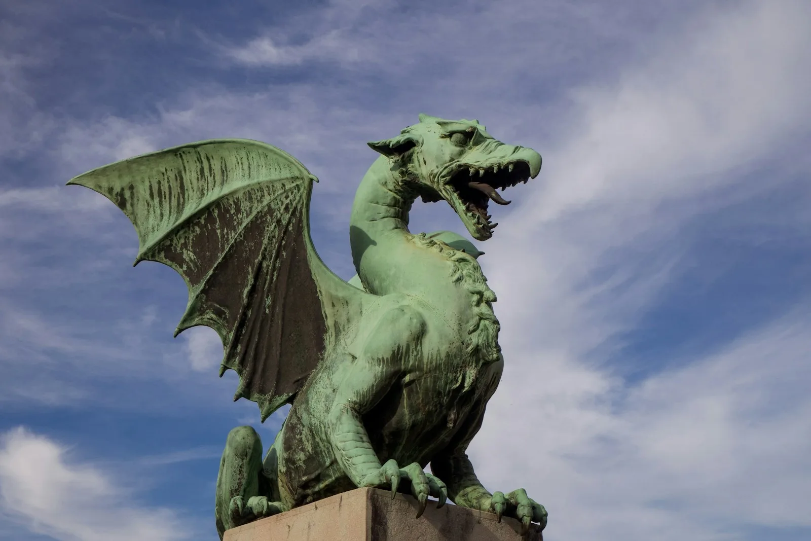 Escultura en bronce del mítico dragón alado sobre el parapeto del Puente de los Dragones en Liubliana