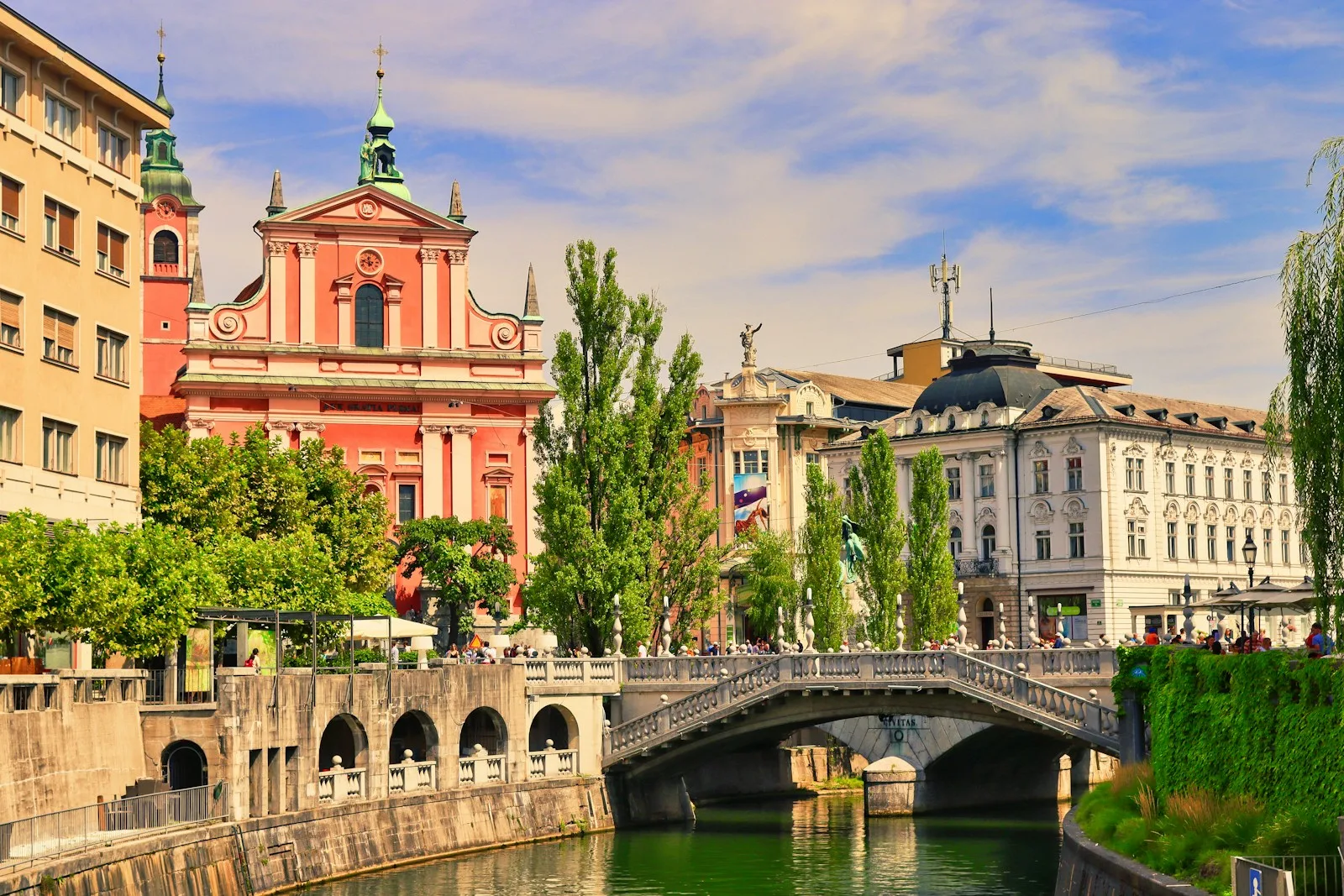 Los Tres Puentes de piedra diseñados por Jože Plečnik cruzando el río Ljubljanica en el centro de Liubliana