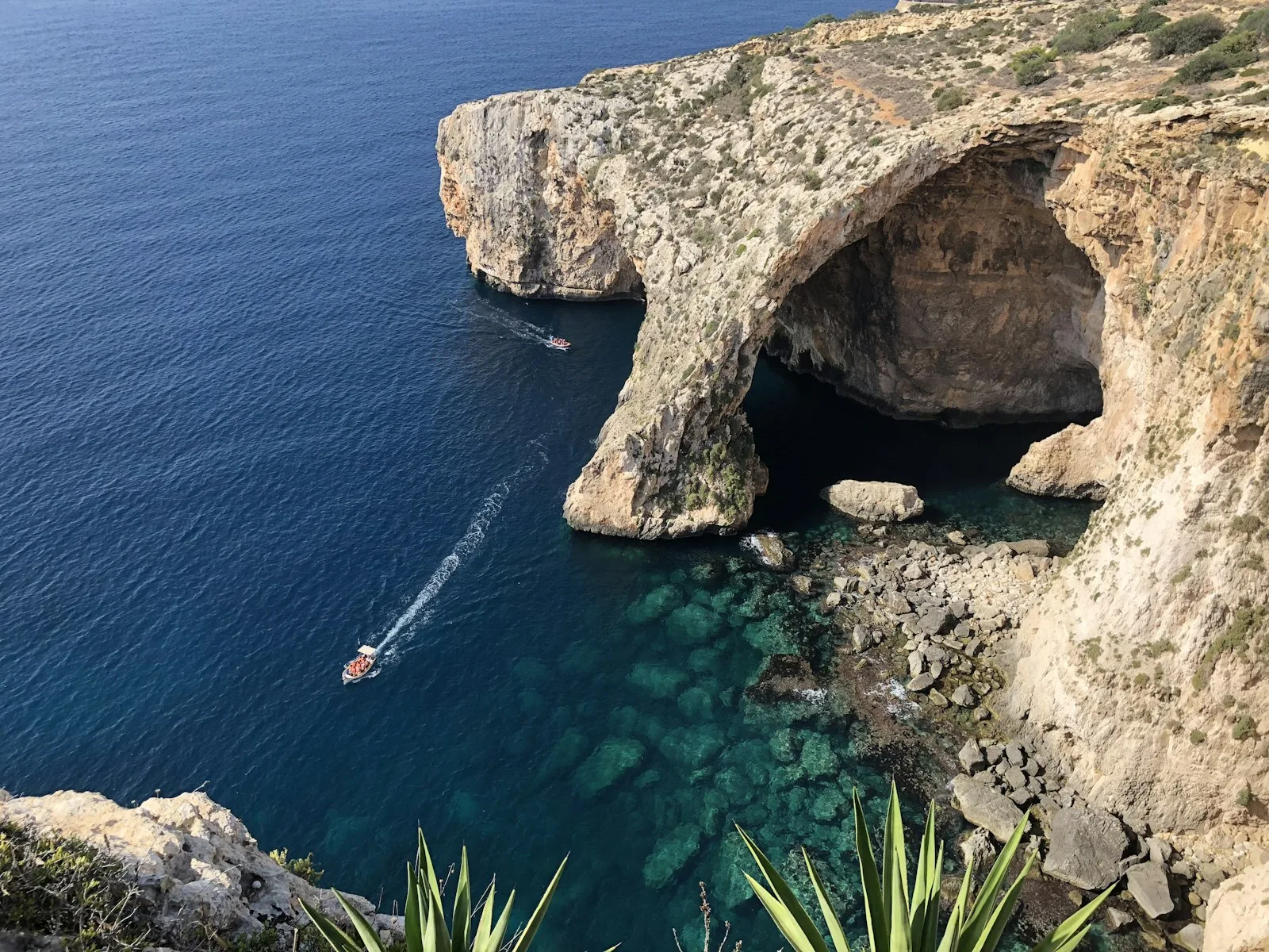 Arco natural de roca caliza y aguas turquesas del Mediterráneo en Blue Grotto