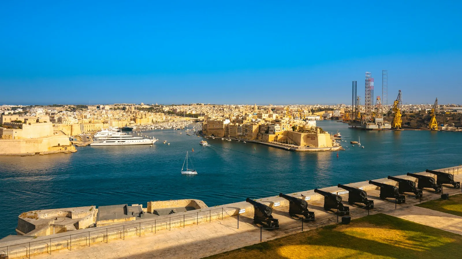 Panorámica de los cañones históricos y fortificaciones de La Valeta sobre el Gran Puerto en Malta